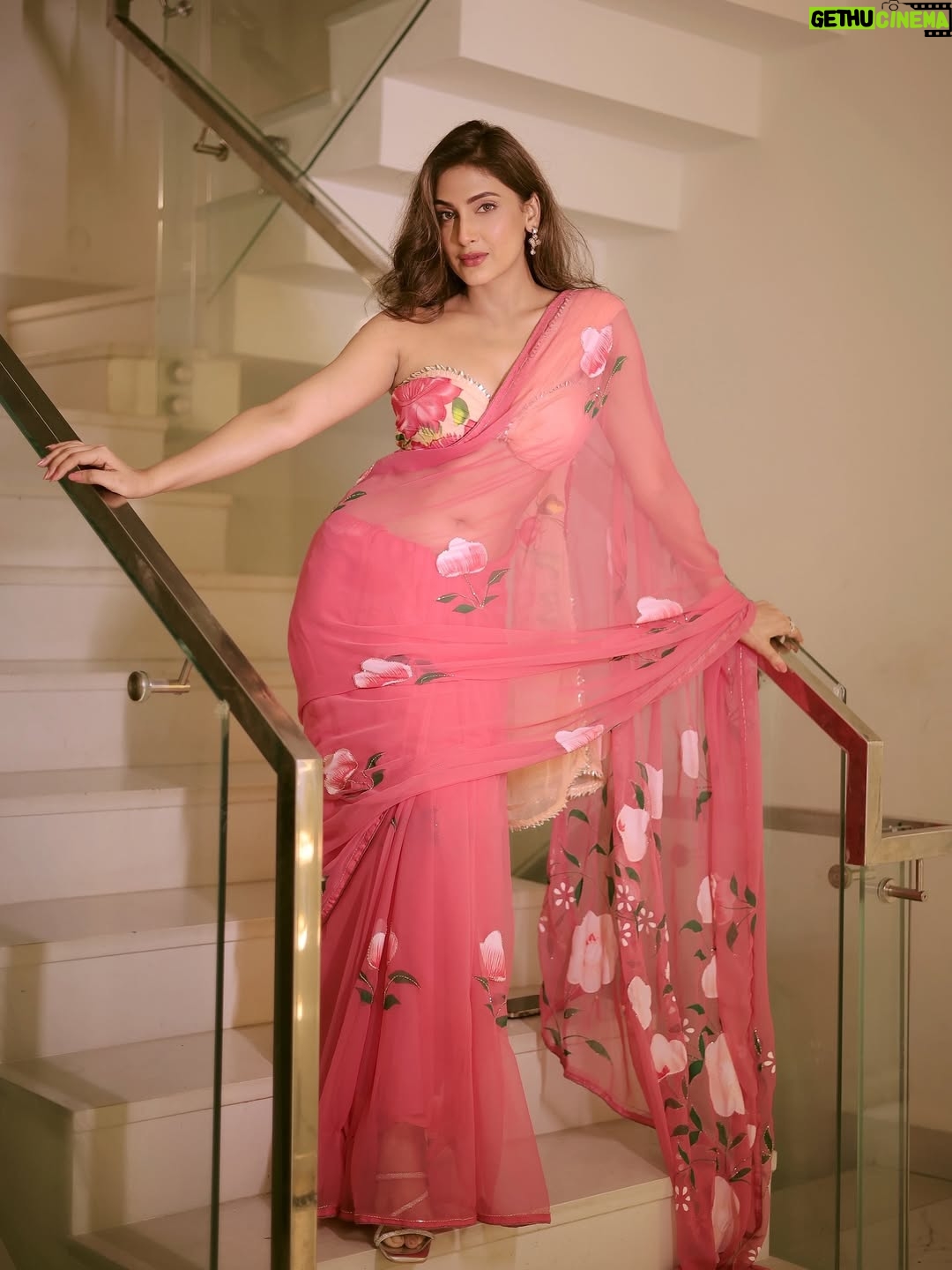 Reena Aggarwal - 12.6K Likes - Caution ⚠️ : visuals might be too bright for your eyes, wear your glasses 🤓 
Wearing: @raa_couture_studio 
📸: @sahilphotography_16 

#saree #portraitphotography #sareelove