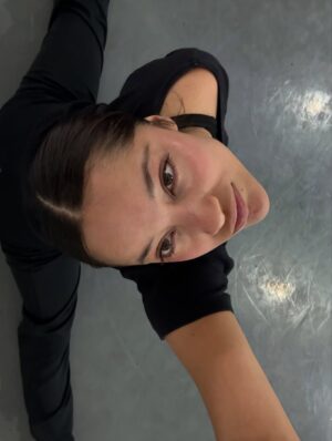 Regina Reynoso Instagram - he intentado tanto tener un balance en todas las áreas de mi vida. Tanto tanto que hacía demasiado para sentir que no me perdía de cosas por estar siendo mamá joven. la temporada de estar full time mom ya pasó y ahora he tenido mas tiempo. Creo que así tuvo que haber sido desde el principio. Está bien. Todas las situaciones son distintas para todos. Tener más tiempo me hizo darme cuenta de lo mucho que hacía y de la burbuja que me hice para sobrevivir día a día sin perder la cordura. costó mucho trabajo llegar a este punto y sé que todo son temporadas 🪐🌃 No sabía qué hacer cuando ya tenía tiempo para dormir y no podía, no entendía porqué no gozaba de poder irme hacer ejercicio a donde yo quisiera y echarme mi latte después , uy si 💅🏻! El cuerpo estaba esperando a ver a qué hora llegaba el caos, pero ya no hay ,está en el pasado. Y hoy estoy contenta de este momento. en donde ahora mi trabajo es aprender a estar bien en la tranquilidad pq Dios restaura y hace todo nuevo todos los días 🫀… deseo mucha paciencia para todas las mamás /papás que están by their own, no te desesperes y tampoco te dejes llevar por lo que ves en redes sociales . por eso quería escribir esto detrás d estas fotitos fotitos :))) está bien no estar bien pero también está bien estar bien 🥰🥰🥲!!!!