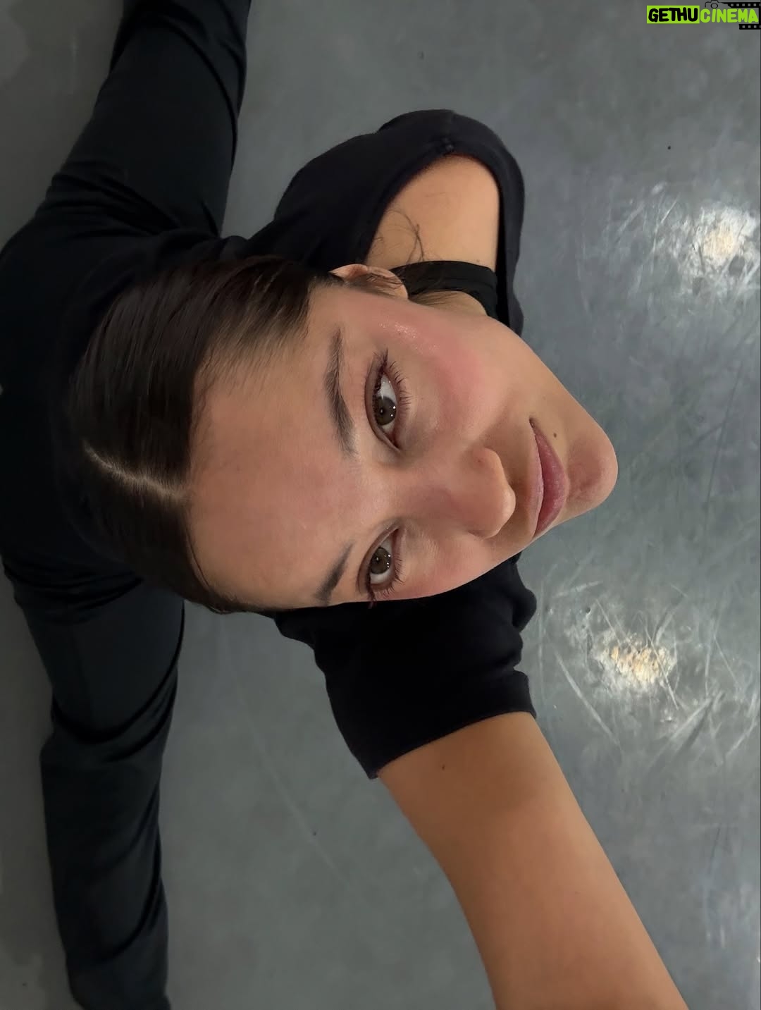 Regina Reynoso - 35.8K Likes - he intentado tanto tener un balance en todas las áreas de mi vida. Tanto tanto que hacía demasiado para sentir que no me perdía de cosas por estar siendo mamá joven. la temporada de estar full time mom ya pasó y ahora he tenido mas tiempo. Creo que así tuvo que haber sido desde el principio. Está bien. Todas las situaciones son distintas para todos. Tener más tiempo me hizo darme cuenta de lo mucho que hacía y de la burbuja que me hice para sobrevivir día a día sin perder la cordura. costó mucho trabajo llegar a este punto y sé que todo son temporadas 🪐🌃 No sabía qué hacer cuando ya tenía tiempo para dormir y no podía, no entendía porqué no gozaba de poder irme hacer ejercicio a donde yo quisiera y echarme mi latte después , uy si 💅🏻! El cuerpo estaba esperando a ver a qué hora llegaba el caos, pero ya no hay ,está en el pasado. Y hoy estoy contenta de este momento. en donde ahora mi trabajo es aprender a estar bien en la tranquilidad pq Dios restaura y hace todo nuevo todos los días 🫀… deseo mucha paciencia para todas las mamás /papás que están by their own, no te desesperes y tampoco te dejes llevar por lo que ves en redes sociales . por eso quería escribir esto detrás d estas fotitos fotitos :))) está bien no estar bien pero también está bien estar bien 🥰🥰🥲!!!!
