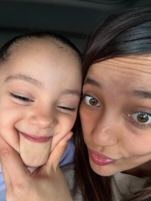Regina Reynoso Instagram - he intentado tanto tener un balance en todas las áreas de mi vida. Tanto tanto que hacía demasiado para sentir que no me perdía de cosas por estar siendo mamá joven. la temporada de estar full time mom ya pasó y ahora he tenido mas tiempo. Creo que así tuvo que haber sido desde el principio. Está bien. Todas las situaciones son distintas para todos. Tener más tiempo me hizo darme cuenta de lo mucho que hacía y de la burbuja que me hice para sobrevivir día a día sin perder la cordura. costó mucho trabajo llegar a este punto y sé que todo son temporadas 🪐🌃 No sabía qué hacer cuando ya tenía tiempo para dormir y no podía, no entendía porqué no gozaba de poder irme hacer ejercicio a donde yo quisiera y echarme mi latte después , uy si 💅🏻! El cuerpo estaba esperando a ver a qué hora llegaba el caos, pero ya no hay ,está en el pasado. Y hoy estoy contenta de este momento. en donde ahora mi trabajo es aprender a estar bien en la tranquilidad pq Dios restaura y hace todo nuevo todos los días 🫀… deseo mucha paciencia para todas las mamás /papás que están by their own, no te desesperes y tampoco te dejes llevar por lo que ves en redes sociales . por eso quería escribir esto detrás d estas fotitos fotitos :))) está bien no estar bien pero también está bien estar bien 🥰🥰🥲!!!!