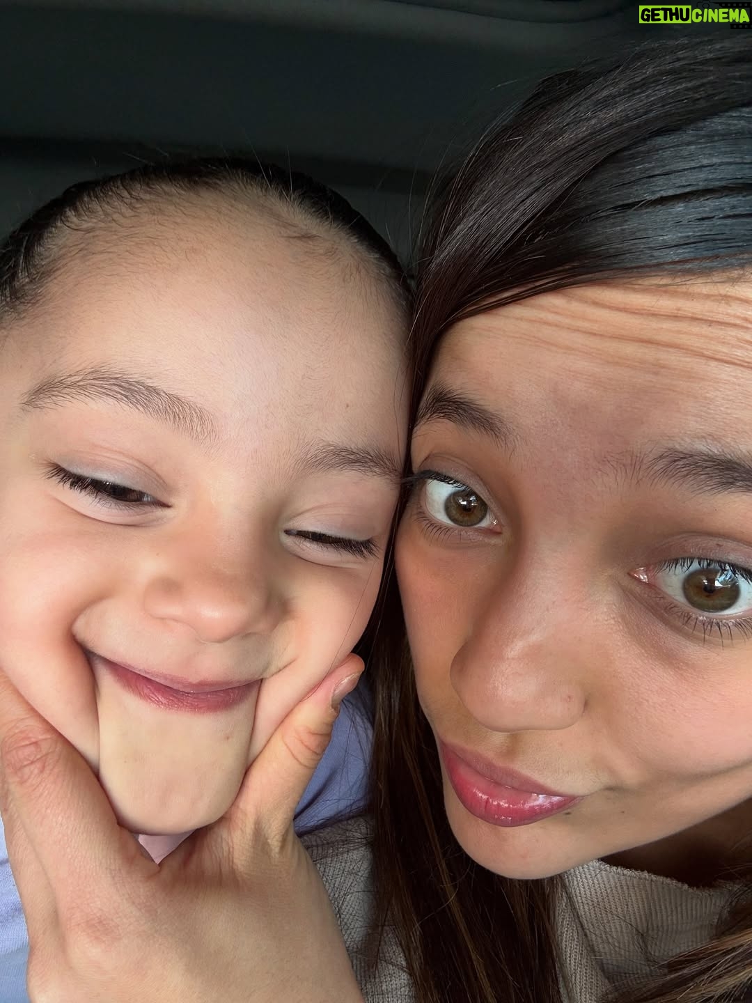 Regina Reynoso - 35.8K Likes - he intentado tanto tener un balance en todas las áreas de mi vida. Tanto tanto que hacía demasiado para sentir que no me perdía de cosas por estar siendo mamá joven. la temporada de estar full time mom ya pasó y ahora he tenido mas tiempo. Creo que así tuvo que haber sido desde el principio. Está bien. Todas las situaciones son distintas para todos. Tener más tiempo me hizo darme cuenta de lo mucho que hacía y de la burbuja que me hice para sobrevivir día a día sin perder la cordura. costó mucho trabajo llegar a este punto y sé que todo son temporadas 🪐🌃 No sabía qué hacer cuando ya tenía tiempo para dormir y no podía, no entendía porqué no gozaba de poder irme hacer ejercicio a donde yo quisiera y echarme mi latte después , uy si 💅🏻! El cuerpo estaba esperando a ver a qué hora llegaba el caos, pero ya no hay ,está en el pasado. Y hoy estoy contenta de este momento. en donde ahora mi trabajo es aprender a estar bien en la tranquilidad pq Dios restaura y hace todo nuevo todos los días 🫀… deseo mucha paciencia para todas las mamás /papás que están by their own, no te desesperes y tampoco te dejes llevar por lo que ves en redes sociales . por eso quería escribir esto detrás d estas fotitos fotitos :))) está bien no estar bien pero también está bien estar bien 🥰🥰🥲!!!!