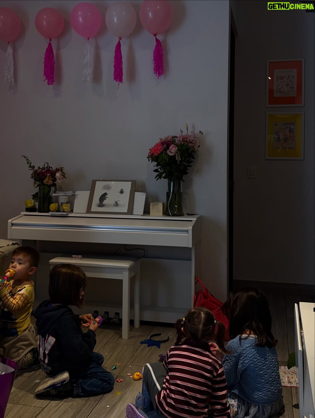 Regina Reynoso - 35.8K Likes - he intentado tanto tener un balance en todas las áreas de mi vida. Tanto tanto que hacía demasiado para sentir que no me perdía de cosas por estar siendo mamá joven. la temporada de estar full time mom ya pasó y ahora he tenido mas tiempo. Creo que así tuvo que haber sido desde el principio. Está bien. Todas las situaciones son distintas para todos. Tener más tiempo me hizo darme cuenta de lo mucho que hacía y de la burbuja que me hice para sobrevivir día a día sin perder la cordura. costó mucho trabajo llegar a este punto y sé que todo son temporadas 🪐🌃 No sabía qué hacer cuando ya tenía tiempo para dormir y no podía, no entendía porqué no gozaba de poder irme hacer ejercicio a donde yo quisiera y echarme mi latte después , uy si 💅🏻! El cuerpo estaba esperando a ver a qué hora llegaba el caos, pero ya no hay ,está en el pasado. Y hoy estoy contenta de este momento. en donde ahora mi trabajo es aprender a estar bien en la tranquilidad pq Dios restaura y hace todo nuevo todos los días 🫀… deseo mucha paciencia para todas las mamás /papás que están by their own, no te desesperes y tampoco te dejes llevar por lo que ves en redes sociales . por eso quería escribir esto detrás d estas fotitos fotitos :))) está bien no estar bien pero también está bien estar bien 🥰🥰🥲!!!!