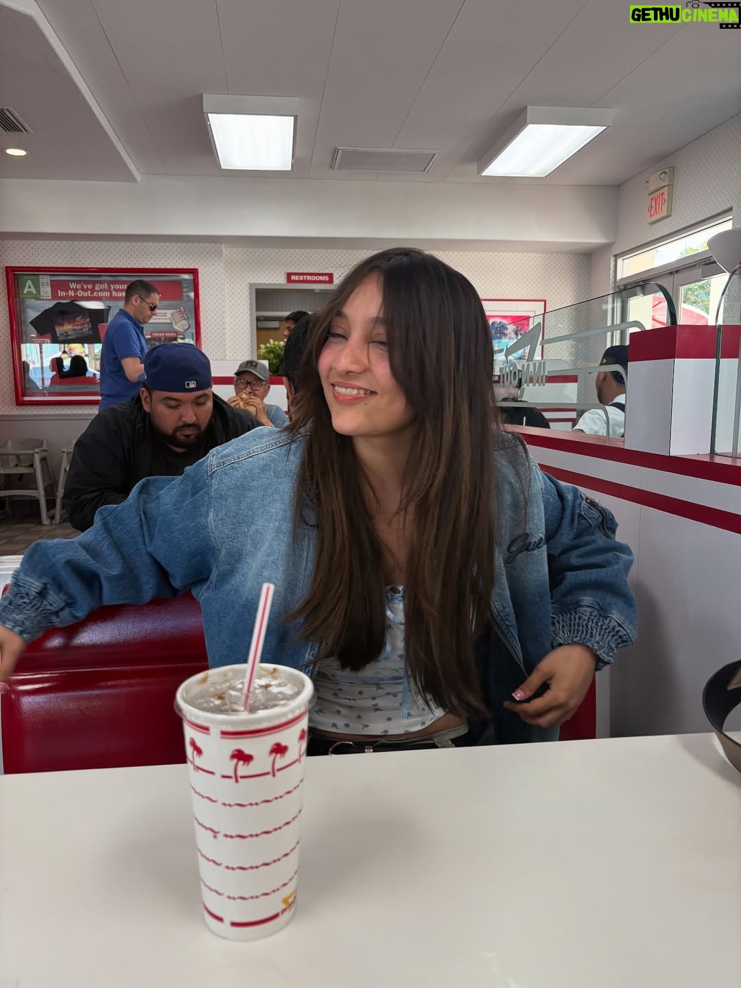Regina Reynoso - 35.8K Likes - he intentado tanto tener un balance en todas las áreas de mi vida. Tanto tanto que hacía demasiado para sentir que no me perdía de cosas por estar siendo mamá joven. la temporada de estar full time mom ya pasó y ahora he tenido mas tiempo. Creo que así tuvo que haber sido desde el principio. Está bien. Todas las situaciones son distintas para todos. Tener más tiempo me hizo darme cuenta de lo mucho que hacía y de la burbuja que me hice para sobrevivir día a día sin perder la cordura. costó mucho trabajo llegar a este punto y sé que todo son temporadas 🪐🌃 No sabía qué hacer cuando ya tenía tiempo para dormir y no podía, no entendía porqué no gozaba de poder irme hacer ejercicio a donde yo quisiera y echarme mi latte después , uy si 💅🏻! El cuerpo estaba esperando a ver a qué hora llegaba el caos, pero ya no hay ,está en el pasado. Y hoy estoy contenta de este momento. en donde ahora mi trabajo es aprender a estar bien en la tranquilidad pq Dios restaura y hace todo nuevo todos los días 🫀… deseo mucha paciencia para todas las mamás /papás que están by their own, no te desesperes y tampoco te dejes llevar por lo que ves en redes sociales . por eso quería escribir esto detrás d estas fotitos fotitos :))) está bien no estar bien pero también está bien estar bien 🥰🥰🥲!!!!