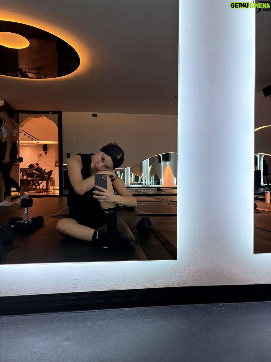 Regina Reynoso - 35.8K Likes - he intentado tanto tener un balance en todas las áreas de mi vida. Tanto tanto que hacía demasiado para sentir que no me perdía de cosas por estar siendo mamá joven. la temporada de estar full time mom ya pasó y ahora he tenido mas tiempo. Creo que así tuvo que haber sido desde el principio. Está bien. Todas las situaciones son distintas para todos. Tener más tiempo me hizo darme cuenta de lo mucho que hacía y de la burbuja que me hice para sobrevivir día a día sin perder la cordura. costó mucho trabajo llegar a este punto y sé que todo son temporadas 🪐🌃 No sabía qué hacer cuando ya tenía tiempo para dormir y no podía, no entendía porqué no gozaba de poder irme hacer ejercicio a donde yo quisiera y echarme mi latte después , uy si 💅🏻! El cuerpo estaba esperando a ver a qué hora llegaba el caos, pero ya no hay ,está en el pasado. Y hoy estoy contenta de este momento. en donde ahora mi trabajo es aprender a estar bien en la tranquilidad pq Dios restaura y hace todo nuevo todos los días 🫀… deseo mucha paciencia para todas las mamás /papás que están by their own, no te desesperes y tampoco te dejes llevar por lo que ves en redes sociales . por eso quería escribir esto detrás d estas fotitos fotitos :))) está bien no estar bien pero también está bien estar bien 🥰🥰🥲!!!!
