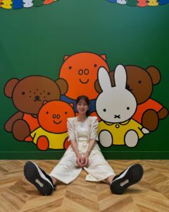 Reimi Tsutsumi Instagram - 📺

口角あがりっぱなしだったこのロケ。
ミッフィーちゃんに心をギュッと鷲掴みにされました。🐰✖︎

写真4枚目は、はじめましてのミッフィーちゃんに緊張気味の堤です。

本日16時〜放送のNewsαプラスでは、ハウステンボスが新エリア「ミッフィー•ワンダースクエア」で描く成長戦略に迫りましたので、是非ご覧ください！🐰✨

※ 今日の放送に入りきらなかった部分は8月のαプラスで放送するとのことなので、皆さん8月もお楽しみに！🙌

.
#αプラス
#一部地域での放送です🙏
#ハウステンボス
#ミッフィーワンダースクエア
#ミッフィー