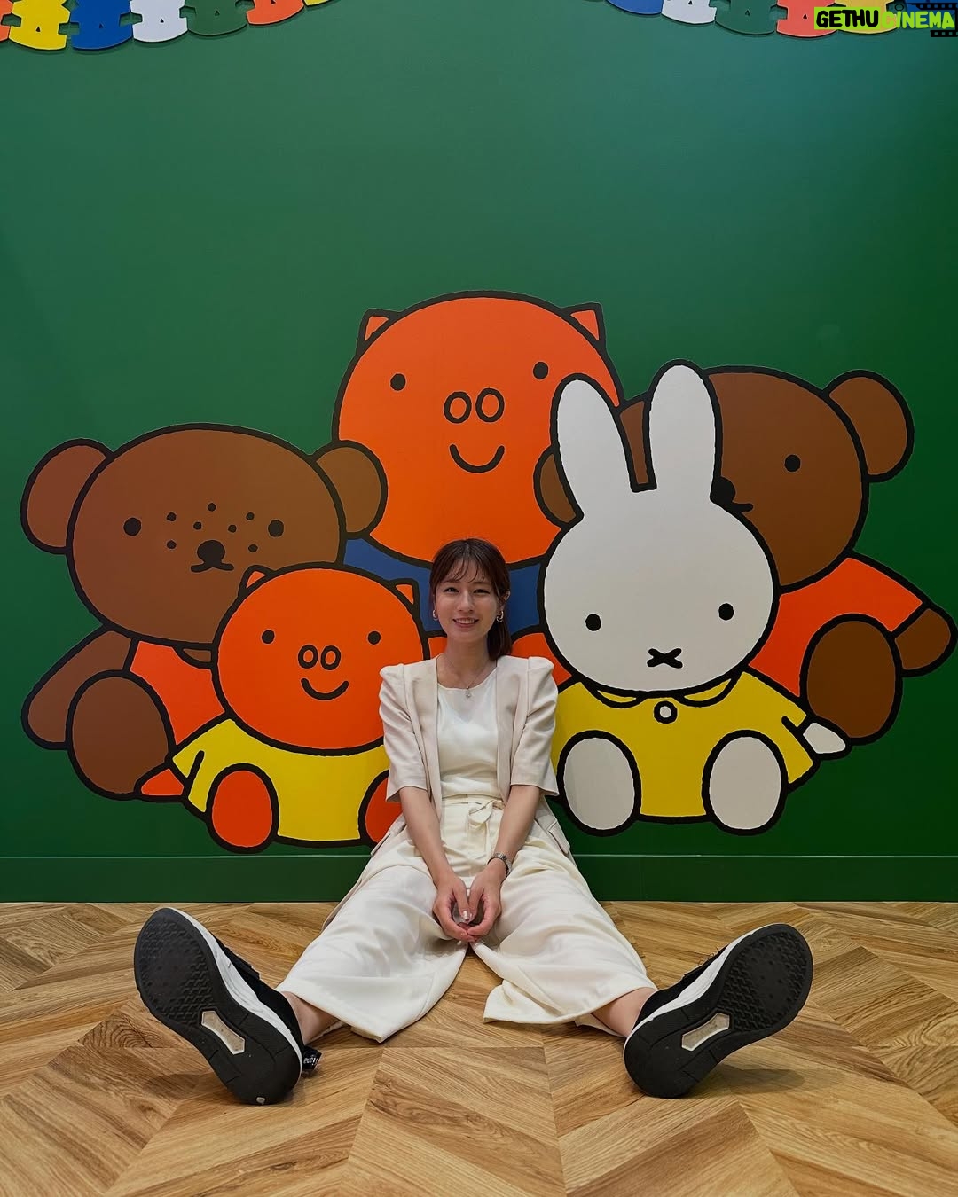 Reimi Tsutsumi - 36.3K Likes - 📺

口角あがりっぱなしだったこのロケ。
ミッフィーちゃんに心をギュッと鷲掴みにされました。🐰✖︎

写真4枚目は、はじめましてのミッフィーちゃんに緊張気味の堤です。

本日16時〜放送のNewsαプラスでは、ハウステンボスが新エリア「ミッフィー•ワンダースクエア」で描く成長戦略に迫りましたので、是非ご覧ください！🐰✨

※ 今日の放送に入りきらなかった部分は8月のαプラスで放送するとのことなので、皆さん8月もお楽しみに！🙌

.
#αプラス
#一部地域での放送です🙏
#ハウステンボス
#ミッフィーワンダースクエア
#ミッフィー