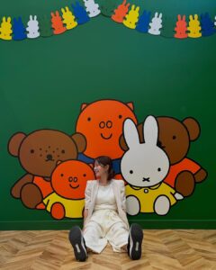 Reimi Tsutsumi Instagram - 📺

口角あがりっぱなしだったこのロケ。
ミッフィーちゃんに心をギュッと鷲掴みにされました。🐰✖︎

写真4枚目は、はじめましてのミッフィーちゃんに緊張気味の堤です。

本日16時〜放送のNewsαプラスでは、ハウステンボスが新エリア「ミッフィー•ワンダースクエア」で描く成長戦略に迫りましたので、是非ご覧ください！🐰✨

※ 今日の放送に入りきらなかった部分は8月のαプラスで放送するとのことなので、皆さん8月もお楽しみに！🙌

.
#αプラス
#一部地域での放送です🙏
#ハウステンボス
#ミッフィーワンダースクエア
#ミッフィー