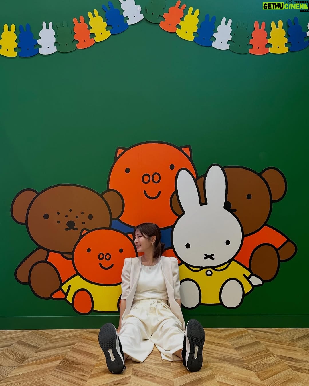 Reimi Tsutsumi - 36.3K Likes - 📺

口角あがりっぱなしだったこのロケ。
ミッフィーちゃんに心をギュッと鷲掴みにされました。🐰✖︎

写真4枚目は、はじめましてのミッフィーちゃんに緊張気味の堤です。

本日16時〜放送のNewsαプラスでは、ハウステンボスが新エリア「ミッフィー•ワンダースクエア」で描く成長戦略に迫りましたので、是非ご覧ください！🐰✨

※ 今日の放送に入りきらなかった部分は8月のαプラスで放送するとのことなので、皆さん8月もお楽しみに！🙌

.
#αプラス
#一部地域での放送です🙏
#ハウステンボス
#ミッフィーワンダースクエア
#ミッフィー