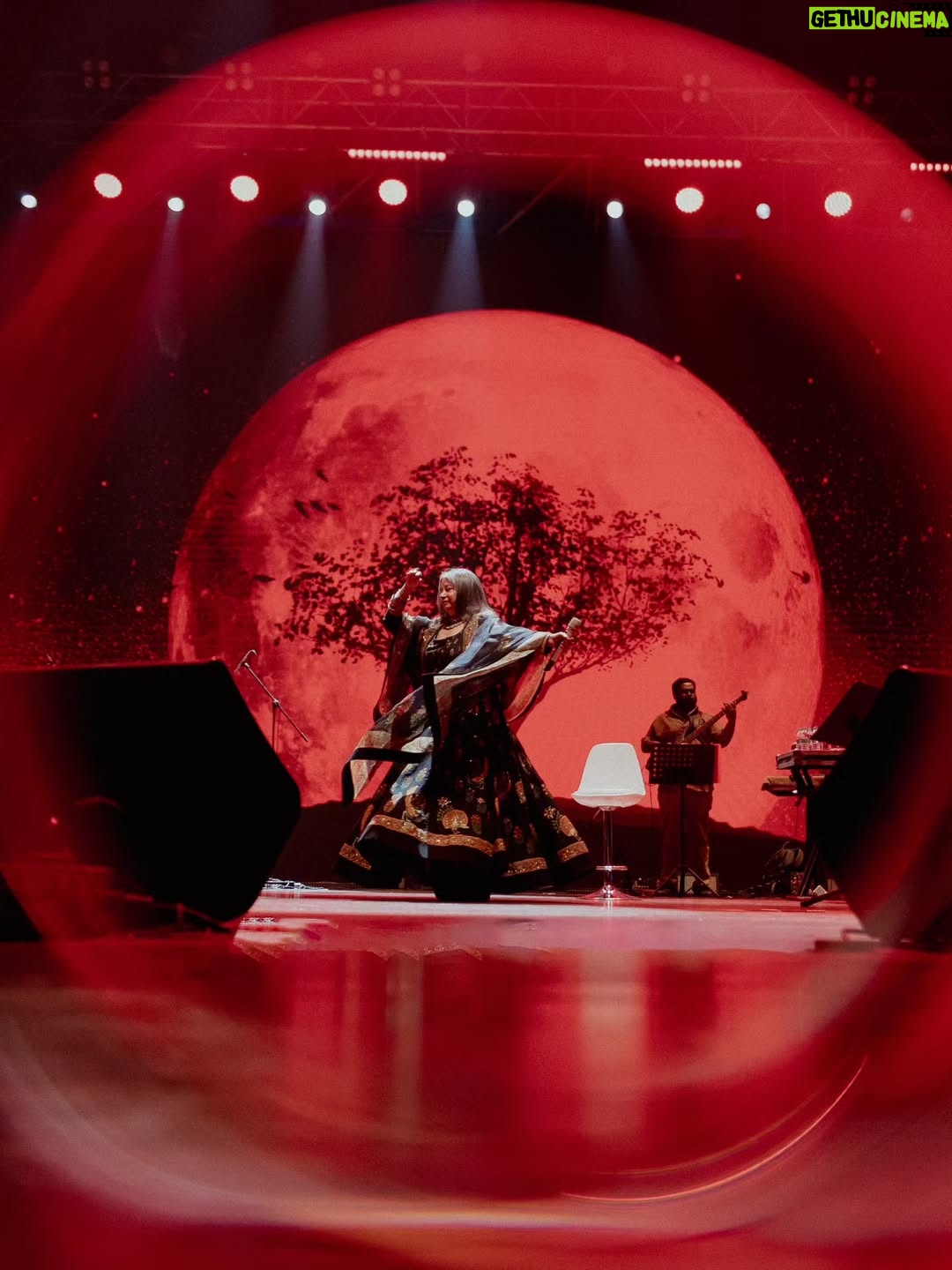 Rekha Bhardwaj - 1.7K Likes - Live music carries a special joy…
one that becomes even more magical when hearts listen back.
Kolkata, thank you for filling ours and wrapping a winter evening in warmth ✨❤️

Organizer - @rudrakshacommunication

Musicians:
Co-Singer - @sourabhjoshiofficial
Lead Guitar - @mayukhgtr
Bass Guitar - @r_jayant
Electric Guitar - @prabhatraghu
Keyboard - @vishallomjail
Drums -@mukuldongreofficial
Beatboxing, Rap, Djembe - @ashaysharmaa
Violin -@manasviolin
Saxophone - @rajsodhasaxphone
Flute - @ninadbansuri
Tabla - @vinayaknetke

Tech Team 
FOH - @alokpunjani
MOH - @praveen_ayare
Light Engineer - @kevin
Visual Engineer - @ritesh

MUA - @elvisvaaz
Dress - @rohitbalofficial
Jewellery - @astitvaindia

Photographer & DOP - @peppered_yolk

Management
@vishwasxd @prempatil99
@tmtalentmanagement

#tmtalentmanagement #rekhabhardwaj #rekhabhardwajlive