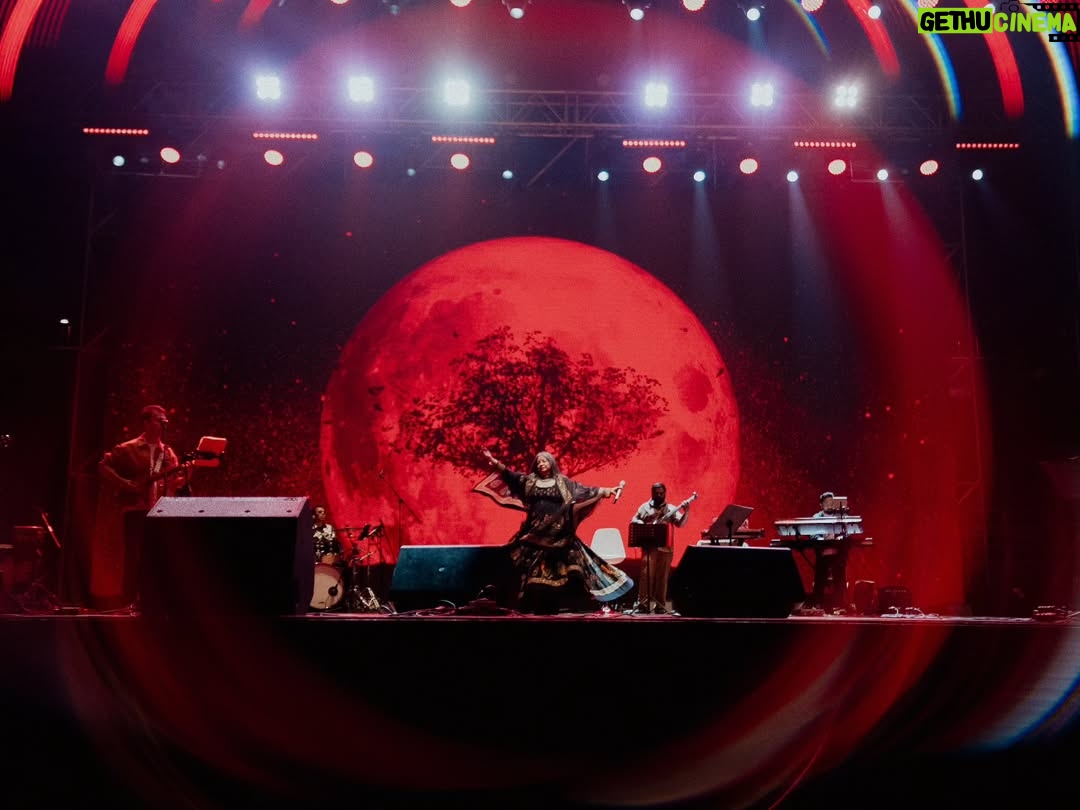 Rekha Bhardwaj - 1.7K Likes - Live music carries a special joy…
one that becomes even more magical when hearts listen back.
Kolkata, thank you for filling ours and wrapping a winter evening in warmth ✨❤️

Organizer - @rudrakshacommunication

Musicians:
Co-Singer - @sourabhjoshiofficial
Lead Guitar - @mayukhgtr
Bass Guitar - @r_jayant
Electric Guitar - @prabhatraghu
Keyboard - @vishallomjail
Drums -@mukuldongreofficial
Beatboxing, Rap, Djembe - @ashaysharmaa
Violin -@manasviolin
Saxophone - @rajsodhasaxphone
Flute - @ninadbansuri
Tabla - @vinayaknetke

Tech Team 
FOH - @alokpunjani
MOH - @praveen_ayare
Light Engineer - @kevin
Visual Engineer - @ritesh

MUA - @elvisvaaz
Dress - @rohitbalofficial
Jewellery - @astitvaindia

Photographer & DOP - @peppered_yolk

Management
@vishwasxd @prempatil99
@tmtalentmanagement

#tmtalentmanagement #rekhabhardwaj #rekhabhardwajlive