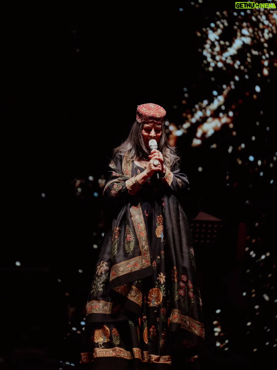 Rekha Bhardwaj - 1.7K Likes - Live music carries a special joy…
one that becomes even more magical when hearts listen back.
Kolkata, thank you for filling ours and wrapping a winter evening in warmth ✨❤️

Organizer - @rudrakshacommunication

Musicians:
Co-Singer - @sourabhjoshiofficial
Lead Guitar - @mayukhgtr
Bass Guitar - @r_jayant
Electric Guitar - @prabhatraghu
Keyboard - @vishallomjail
Drums -@mukuldongreofficial
Beatboxing, Rap, Djembe - @ashaysharmaa
Violin -@manasviolin
Saxophone - @rajsodhasaxphone
Flute - @ninadbansuri
Tabla - @vinayaknetke

Tech Team 
FOH - @alokpunjani
MOH - @praveen_ayare
Light Engineer - @kevin
Visual Engineer - @ritesh

MUA - @elvisvaaz
Dress - @rohitbalofficial
Jewellery - @astitvaindia

Photographer & DOP - @peppered_yolk

Management
@vishwasxd @prempatil99
@tmtalentmanagement

#tmtalentmanagement #rekhabhardwaj #rekhabhardwajlive