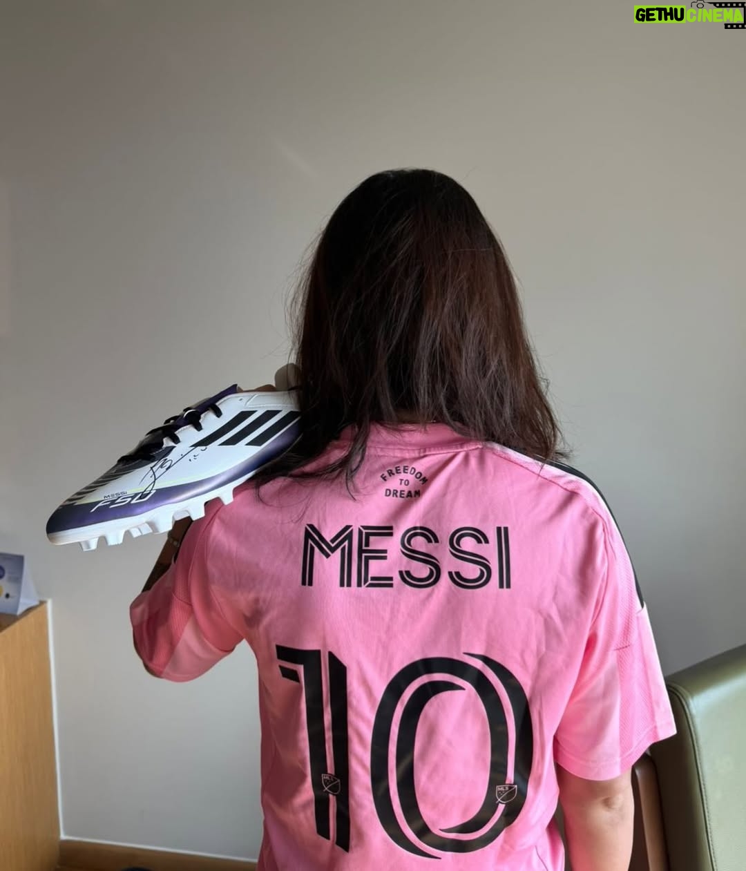 Renuka Singh - 290.7K Likes - Two pair of hands that know the feeling of lifting a World Cup 🤩✨ 
Thank you, @adidasindia, for bringing this dream to life. 😇❤️