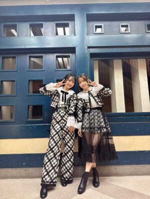 Rie Kitahara Instagram - 🖤🤍
Not yetの新衣装！！！
AKB48といえば衣装の可愛さですが、
まさかまたこんなに可愛い衣装、しかも新しいものを着れるなんて…😍❣️
この1曲のために、本当に贅沢ですよね😭
細部まで見て欲しいよ~本当に可愛いんです！
しかも珍しく長いパンツスタイル👑🧸
めっちゃ『ぽい！』て円陣のときなどにみんなに褒められて嬉しかったです🥹

早替えの関係でこの衣装で4人で撮れなかったのが心残り💔

またこの4人で歌えるとおもわなかったな
本当に最後かもしれないなあと思いつつ
そんな余韻に浸る間もなく優子ちゃんがボケてたので
いつもどおり楽しくできました🥹🥹🥹

最後の写真はこちらも新衣装❤️‍🔥
AKBぽい赤チェック！！！やっぱりかわいい
@osarecompany の衣装は世界一！！！！！！！
オサレの衣装を可愛く着るために頑張ったの🥹💖
これからもずーっとオサレの衣装の大ファンです❤️‍🔥❤️‍🔥❤️‍🔥

@akb48 
 #akb48 #notyet #ノイエ #波乗りかき氷 #22歳
 #akb48は青春ですin武道館