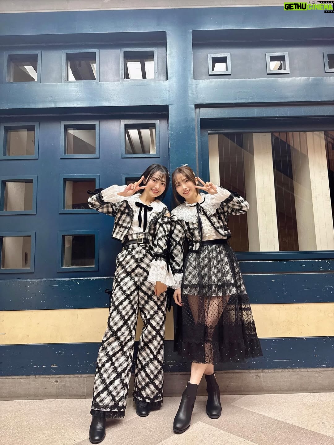 Rie Kitahara - 7.6K Likes - 🖤🤍
Not yetの新衣装！！！
AKB48といえば衣装の可愛さですが、
まさかまたこんなに可愛い衣装、しかも新しいものを着れるなんて…😍❣️
この1曲のために、本当に贅沢ですよね😭
細部まで見て欲しいよ~本当に可愛いんです！
しかも珍しく長いパンツスタイル👑🧸
めっちゃ『ぽい！』て円陣のときなどにみんなに褒められて嬉しかったです🥹

早替えの関係でこの衣装で4人で撮れなかったのが心残り💔

またこの4人で歌えるとおもわなかったな
本当に最後かもしれないなあと思いつつ
そんな余韻に浸る間もなく優子ちゃんがボケてたので
いつもどおり楽しくできました🥹🥹🥹

最後の写真はこちらも新衣装❤️‍🔥
AKBぽい赤チェック！！！やっぱりかわいい
@osarecompany の衣装は世界一！！！！！！！
オサレの衣装を可愛く着るために頑張ったの🥹💖
これからもずーっとオサレの衣装の大ファンです❤️‍🔥❤️‍🔥❤️‍🔥

@akb48 
 #akb48 #notyet #ノイエ #波乗りかき氷 #22歳
 #akb48は青春ですin武道館