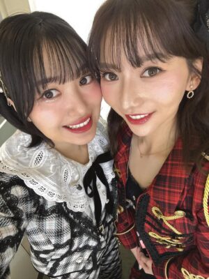 Rie Kitahara Instagram - あきりえ🩶❤️

武道館、久しぶりのステージで照明浴びるということで
メイクさんがアイドルメイクを楽しそうにしてくれたのも
うれしかった☺️♩
たしかにこんなにつやつやキラキラすること
あんまりない☺️❤️‍🔥

涙袋やハイライトを重点的にしてもらいました🎀💎👑
メイク可愛かったよね…？！🥹💖