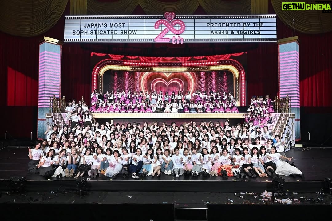 Rie Kitahara - 15.3K Likes - AKB48は青春です in 武道館🌸
出演させていただきました！
AKB48、20周年おめでとうございます！
その歴史の中に、自分が参加できたこと、たくさんの青春を過ごせたことが本当に幸せです。この道を選んで良かった☺️家族以上に家族なメンバーたちや、大切なファンの方たち、素敵なスタッフさんたちに出会えた。AKB48のおかげで、自分の人生がすごく色鮮やかなものになりました。

そしてなにより、AKB48の楽曲たちが
誰かの人生を彩っていること。
メンバーたちの頑張っている姿が
誰かの励みになっていること。
こんなに素敵なことはないですよね🥹

そしてAKB48のメンバーたち自身が、AKB48が好きなこと。
本当に思い出たっぷりなんです！
昨日は、懐かしい楽曲を懐かしいメンバーで披露することも多くて。
踊りながらいろいろなことが走馬灯のようにかけぬけて
曲中に泣きそうになりました。
もちろん辛かったこともあったけど、そんな思い出があることすら愛おしいです🥹(それは大人になったから言えることだけど🤲🏻)

昨日は本当にタイムスリップしたみたいでした！
メンバーみんな変わらなさすぎたよ。怖いくらい変わってなかったよ。すごいね？

もう見ることはないのかな、と思っていた一面サイリウムの景色や、暖かい声援をありがとうございました！！！！
この思い出を胸に、また明日から生きていきます🌸

 #akb48
#akb48は青春ですin武道館