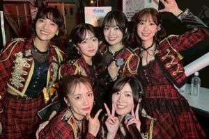 Rie Kitahara Instagram - AKB48は青春です in 武道館🌸
出演させていただきました！
AKB48、20周年おめでとうございます！
その歴史の中に、自分が参加できたこと、たくさんの青春を過ごせたことが本当に幸せです。この道を選んで良かった☺️家族以上に家族なメンバーたちや、大切なファンの方たち、素敵なスタッフさんたちに出会えた。AKB48のおかげで、自分の人生がすごく色鮮やかなものになりました。

そしてなにより、AKB48の楽曲たちが
誰かの人生を彩っていること。
メンバーたちの頑張っている姿が
誰かの励みになっていること。
こんなに素敵なことはないですよね🥹

そしてAKB48のメンバーたち自身が、AKB48が好きなこと。
本当に思い出たっぷりなんです！
昨日は、懐かしい楽曲を懐かしいメンバーで披露することも多くて。
踊りながらいろいろなことが走馬灯のようにかけぬけて
曲中に泣きそうになりました。
もちろん辛かったこともあったけど、そんな思い出があることすら愛おしいです🥹(それは大人になったから言えることだけど🤲🏻)

昨日は本当にタイムスリップしたみたいでした！
メンバーみんな変わらなさすぎたよ。怖いくらい変わってなかったよ。すごいね？

もう見ることはないのかな、と思っていた一面サイリウムの景色や、暖かい声援をありがとうございました！！！！
この思い出を胸に、また明日から生きていきます🌸

 #akb48
#akb48は青春ですin武道館