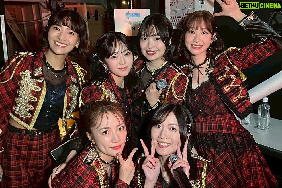 Rie Kitahara - 15.3K Likes - AKB48は青春です in 武道館🌸
出演させていただきました！
AKB48、20周年おめでとうございます！
その歴史の中に、自分が参加できたこと、たくさんの青春を過ごせたことが本当に幸せです。この道を選んで良かった☺️家族以上に家族なメンバーたちや、大切なファンの方たち、素敵なスタッフさんたちに出会えた。AKB48のおかげで、自分の人生がすごく色鮮やかなものになりました。

そしてなにより、AKB48の楽曲たちが
誰かの人生を彩っていること。
メンバーたちの頑張っている姿が
誰かの励みになっていること。
こんなに素敵なことはないですよね🥹

そしてAKB48のメンバーたち自身が、AKB48が好きなこと。
本当に思い出たっぷりなんです！
昨日は、懐かしい楽曲を懐かしいメンバーで披露することも多くて。
踊りながらいろいろなことが走馬灯のようにかけぬけて
曲中に泣きそうになりました。
もちろん辛かったこともあったけど、そんな思い出があることすら愛おしいです🥹(それは大人になったから言えることだけど🤲🏻)

昨日は本当にタイムスリップしたみたいでした！
メンバーみんな変わらなさすぎたよ。怖いくらい変わってなかったよ。すごいね？

もう見ることはないのかな、と思っていた一面サイリウムの景色や、暖かい声援をありがとうございました！！！！
この思い出を胸に、また明日から生きていきます🌸

 #akb48
#akb48は青春ですin武道館