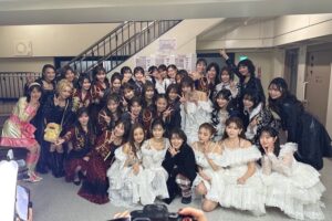 Rie Kitahara Instagram - AKB48は青春です in 武道館🌸
出演させていただきました！
AKB48、20周年おめでとうございます！
その歴史の中に、自分が参加できたこと、たくさんの青春を過ごせたことが本当に幸せです。この道を選んで良かった☺️家族以上に家族なメンバーたちや、大切なファンの方たち、素敵なスタッフさんたちに出会えた。AKB48のおかげで、自分の人生がすごく色鮮やかなものになりました。

そしてなにより、AKB48の楽曲たちが
誰かの人生を彩っていること。
メンバーたちの頑張っている姿が
誰かの励みになっていること。
こんなに素敵なことはないですよね🥹

そしてAKB48のメンバーたち自身が、AKB48が好きなこと。
本当に思い出たっぷりなんです！
昨日は、懐かしい楽曲を懐かしいメンバーで披露することも多くて。
踊りながらいろいろなことが走馬灯のようにかけぬけて
曲中に泣きそうになりました。
もちろん辛かったこともあったけど、そんな思い出があることすら愛おしいです🥹(それは大人になったから言えることだけど🤲🏻)

昨日は本当にタイムスリップしたみたいでした！
メンバーみんな変わらなさすぎたよ。怖いくらい変わってなかったよ。すごいね？

もう見ることはないのかな、と思っていた一面サイリウムの景色や、暖かい声援をありがとうございました！！！！
この思い出を胸に、また明日から生きていきます🌸

 #akb48
#akb48は青春ですin武道館