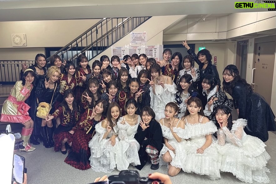 Rie Kitahara - 15.3K Likes - AKB48は青春です in 武道館🌸
出演させていただきました！
AKB48、20周年おめでとうございます！
その歴史の中に、自分が参加できたこと、たくさんの青春を過ごせたことが本当に幸せです。この道を選んで良かった☺️家族以上に家族なメンバーたちや、大切なファンの方たち、素敵なスタッフさんたちに出会えた。AKB48のおかげで、自分の人生がすごく色鮮やかなものになりました。

そしてなにより、AKB48の楽曲たちが
誰かの人生を彩っていること。
メンバーたちの頑張っている姿が
誰かの励みになっていること。
こんなに素敵なことはないですよね🥹

そしてAKB48のメンバーたち自身が、AKB48が好きなこと。
本当に思い出たっぷりなんです！
昨日は、懐かしい楽曲を懐かしいメンバーで披露することも多くて。
踊りながらいろいろなことが走馬灯のようにかけぬけて
曲中に泣きそうになりました。
もちろん辛かったこともあったけど、そんな思い出があることすら愛おしいです🥹(それは大人になったから言えることだけど🤲🏻)

昨日は本当にタイムスリップしたみたいでした！
メンバーみんな変わらなさすぎたよ。怖いくらい変わってなかったよ。すごいね？

もう見ることはないのかな、と思っていた一面サイリウムの景色や、暖かい声援をありがとうございました！！！！
この思い出を胸に、また明日から生きていきます🌸

 #akb48
#akb48は青春ですin武道館