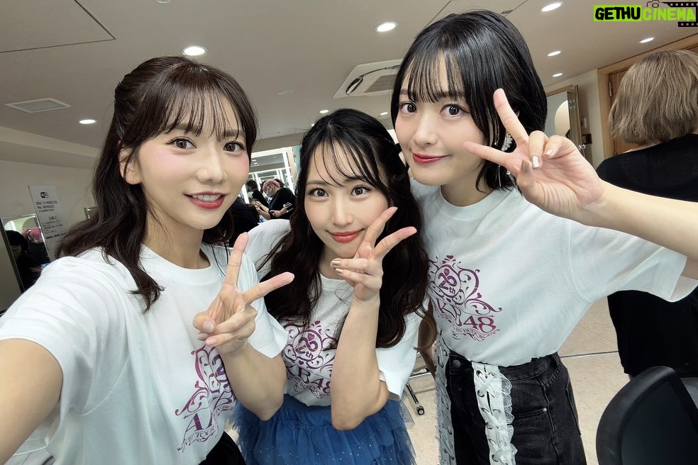 Rie Kitahara - 15.3K Likes - AKB48は青春です in 武道館🌸
出演させていただきました！
AKB48、20周年おめでとうございます！
その歴史の中に、自分が参加できたこと、たくさんの青春を過ごせたことが本当に幸せです。この道を選んで良かった☺️家族以上に家族なメンバーたちや、大切なファンの方たち、素敵なスタッフさんたちに出会えた。AKB48のおかげで、自分の人生がすごく色鮮やかなものになりました。

そしてなにより、AKB48の楽曲たちが
誰かの人生を彩っていること。
メンバーたちの頑張っている姿が
誰かの励みになっていること。
こんなに素敵なことはないですよね🥹

そしてAKB48のメンバーたち自身が、AKB48が好きなこと。
本当に思い出たっぷりなんです！
昨日は、懐かしい楽曲を懐かしいメンバーで披露することも多くて。
踊りながらいろいろなことが走馬灯のようにかけぬけて
曲中に泣きそうになりました。
もちろん辛かったこともあったけど、そんな思い出があることすら愛おしいです🥹(それは大人になったから言えることだけど🤲🏻)

昨日は本当にタイムスリップしたみたいでした！
メンバーみんな変わらなさすぎたよ。怖いくらい変わってなかったよ。すごいね？

もう見ることはないのかな、と思っていた一面サイリウムの景色や、暖かい声援をありがとうございました！！！！
この思い出を胸に、また明日から生きていきます🌸

 #akb48
#akb48は青春ですin武道館