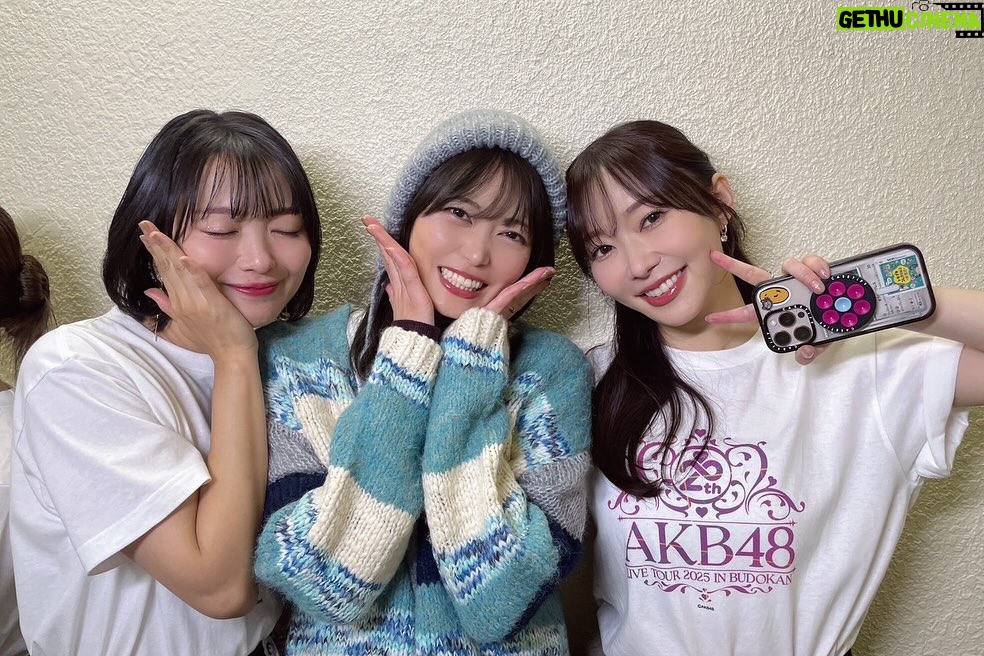 Rie Kitahara - 15.3K Likes - AKB48は青春です in 武道館🌸
出演させていただきました！
AKB48、20周年おめでとうございます！
その歴史の中に、自分が参加できたこと、たくさんの青春を過ごせたことが本当に幸せです。この道を選んで良かった☺️家族以上に家族なメンバーたちや、大切なファンの方たち、素敵なスタッフさんたちに出会えた。AKB48のおかげで、自分の人生がすごく色鮮やかなものになりました。

そしてなにより、AKB48の楽曲たちが
誰かの人生を彩っていること。
メンバーたちの頑張っている姿が
誰かの励みになっていること。
こんなに素敵なことはないですよね🥹

そしてAKB48のメンバーたち自身が、AKB48が好きなこと。
本当に思い出たっぷりなんです！
昨日は、懐かしい楽曲を懐かしいメンバーで披露することも多くて。
踊りながらいろいろなことが走馬灯のようにかけぬけて
曲中に泣きそうになりました。
もちろん辛かったこともあったけど、そんな思い出があることすら愛おしいです🥹(それは大人になったから言えることだけど🤲🏻)

昨日は本当にタイムスリップしたみたいでした！
メンバーみんな変わらなさすぎたよ。怖いくらい変わってなかったよ。すごいね？

もう見ることはないのかな、と思っていた一面サイリウムの景色や、暖かい声援をありがとうございました！！！！
この思い出を胸に、また明日から生きていきます🌸

 #akb48
#akb48は青春ですin武道館