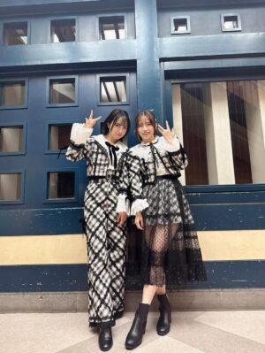 Rie Kitahara Instagram - 🖤🤍
Not yetの新衣装！！！
AKB48といえば衣装の可愛さですが、
まさかまたこんなに可愛い衣装、しかも新しいものを着れるなんて…😍❣️
この1曲のために、本当に贅沢ですよね😭
細部まで見て欲しいよ~本当に可愛いんです！
しかも珍しく長いパンツスタイル👑🧸
めっちゃ『ぽい！』て円陣のときなどにみんなに褒められて嬉しかったです🥹

早替えの関係でこの衣装で4人で撮れなかったのが心残り💔

またこの4人で歌えるとおもわなかったな
本当に最後かもしれないなあと思いつつ
そんな余韻に浸る間もなく優子ちゃんがボケてたので
いつもどおり楽しくできました🥹🥹🥹

最後の写真はこちらも新衣装❤️‍🔥
AKBぽい赤チェック！！！やっぱりかわいい
@osarecompany の衣装は世界一！！！！！！！
オサレの衣装を可愛く着るために頑張ったの🥹💖
これからもずーっとオサレの衣装の大ファンです❤️‍🔥❤️‍🔥❤️‍🔥

@akb48 
 #akb48 #notyet #ノイエ #波乗りかき氷 #22歳
 #akb48は青春ですin武道館