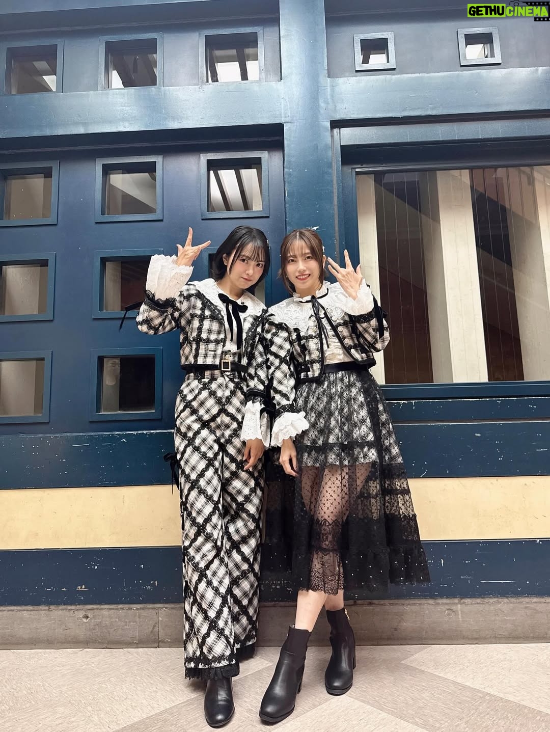 Rie Kitahara - 7.6K Likes - 🖤🤍
Not yetの新衣装！！！
AKB48といえば衣装の可愛さですが、
まさかまたこんなに可愛い衣装、しかも新しいものを着れるなんて…😍❣️
この1曲のために、本当に贅沢ですよね😭
細部まで見て欲しいよ~本当に可愛いんです！
しかも珍しく長いパンツスタイル👑🧸
めっちゃ『ぽい！』て円陣のときなどにみんなに褒められて嬉しかったです🥹

早替えの関係でこの衣装で4人で撮れなかったのが心残り💔

またこの4人で歌えるとおもわなかったな
本当に最後かもしれないなあと思いつつ
そんな余韻に浸る間もなく優子ちゃんがボケてたので
いつもどおり楽しくできました🥹🥹🥹

最後の写真はこちらも新衣装❤️‍🔥
AKBぽい赤チェック！！！やっぱりかわいい
@osarecompany の衣装は世界一！！！！！！！
オサレの衣装を可愛く着るために頑張ったの🥹💖
これからもずーっとオサレの衣装の大ファンです❤️‍🔥❤️‍🔥❤️‍🔥

@akb48 
 #akb48 #notyet #ノイエ #波乗りかき氷 #22歳
 #akb48は青春ですin武道館