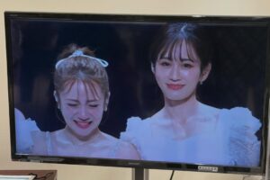 Rie Kitahara Instagram - AKB48は青春です in 武道館🌸
出演させていただきました！
AKB48、20周年おめでとうございます！
その歴史の中に、自分が参加できたこと、たくさんの青春を過ごせたことが本当に幸せです。この道を選んで良かった☺️家族以上に家族なメンバーたちや、大切なファンの方たち、素敵なスタッフさんたちに出会えた。AKB48のおかげで、自分の人生がすごく色鮮やかなものになりました。

そしてなにより、AKB48の楽曲たちが
誰かの人生を彩っていること。
メンバーたちの頑張っている姿が
誰かの励みになっていること。
こんなに素敵なことはないですよね🥹

そしてAKB48のメンバーたち自身が、AKB48が好きなこと。
本当に思い出たっぷりなんです！
昨日は、懐かしい楽曲を懐かしいメンバーで披露することも多くて。
踊りながらいろいろなことが走馬灯のようにかけぬけて
曲中に泣きそうになりました。
もちろん辛かったこともあったけど、そんな思い出があることすら愛おしいです🥹(それは大人になったから言えることだけど🤲🏻)

昨日は本当にタイムスリップしたみたいでした！
メンバーみんな変わらなさすぎたよ。怖いくらい変わってなかったよ。すごいね？

もう見ることはないのかな、と思っていた一面サイリウムの景色や、暖かい声援をありがとうございました！！！！
この思い出を胸に、また明日から生きていきます🌸

 #akb48
#akb48は青春ですin武道館