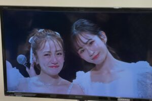 Rie Kitahara Instagram - AKB48は青春です in 武道館🌸
出演させていただきました！
AKB48、20周年おめでとうございます！
その歴史の中に、自分が参加できたこと、たくさんの青春を過ごせたことが本当に幸せです。この道を選んで良かった☺️家族以上に家族なメンバーたちや、大切なファンの方たち、素敵なスタッフさんたちに出会えた。AKB48のおかげで、自分の人生がすごく色鮮やかなものになりました。

そしてなにより、AKB48の楽曲たちが
誰かの人生を彩っていること。
メンバーたちの頑張っている姿が
誰かの励みになっていること。
こんなに素敵なことはないですよね🥹

そしてAKB48のメンバーたち自身が、AKB48が好きなこと。
本当に思い出たっぷりなんです！
昨日は、懐かしい楽曲を懐かしいメンバーで披露することも多くて。
踊りながらいろいろなことが走馬灯のようにかけぬけて
曲中に泣きそうになりました。
もちろん辛かったこともあったけど、そんな思い出があることすら愛おしいです🥹(それは大人になったから言えることだけど🤲🏻)

昨日は本当にタイムスリップしたみたいでした！
メンバーみんな変わらなさすぎたよ。怖いくらい変わってなかったよ。すごいね？

もう見ることはないのかな、と思っていた一面サイリウムの景色や、暖かい声援をありがとうございました！！！！
この思い出を胸に、また明日から生きていきます🌸

 #akb48
#akb48は青春ですin武道館