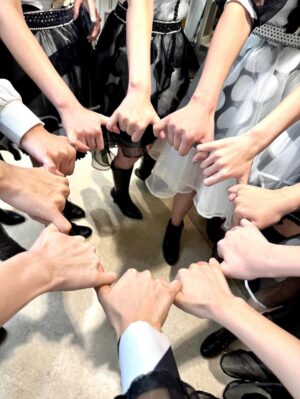 Rie Kitahara Instagram - AKB48武道館ライブ2日目夜公演🌙
OGメンバーとしてお邪魔しました！

おそらくみなさんの想像している
何倍もAKB48でしたよね？！😇
しっかりがっつり、ライブさせていただきました！🎤
もうきっとこんなに歌って踊ることはないよね？
そう思ったら一瞬一瞬を目に焼き付けなきゃ！と思っていたのに
目まぐるしくあっという間に終わってしまったよ、楽しすぎて。
サイリウムの景色に会場が割れそうなほどの歓声、うちわやボード、タオル、たくさんたくさんありがとう☺️💖

根も葉もRumorを卒業生で頑張って振り入れしたり
SONEの新メンバーオーディション
そして思い出の詰まったAKB48のキラキラした楽曲
すべてが尊かった！！！

終演後、スタッフさん(しのぶさん)が涙しながら
カオスでがんばりやさんなAKBが観れたって話してくれて
今までの日々が走馬灯のように蘇ったなあ
みんなと頑張ってきて本当に良かった！
そしていま現役でキラキラしているメンバーと共にステージに立てて嬉しかった！
リハから立ち位置など本当に助けてもらいました🥹みーんな優しくて可愛かった☺️❣️

そして今日は最終日！
みーんなでAKB48の20周年をお祝いしましょう😍💖🎤

 #akb48
#akb48は青春ですin武道館