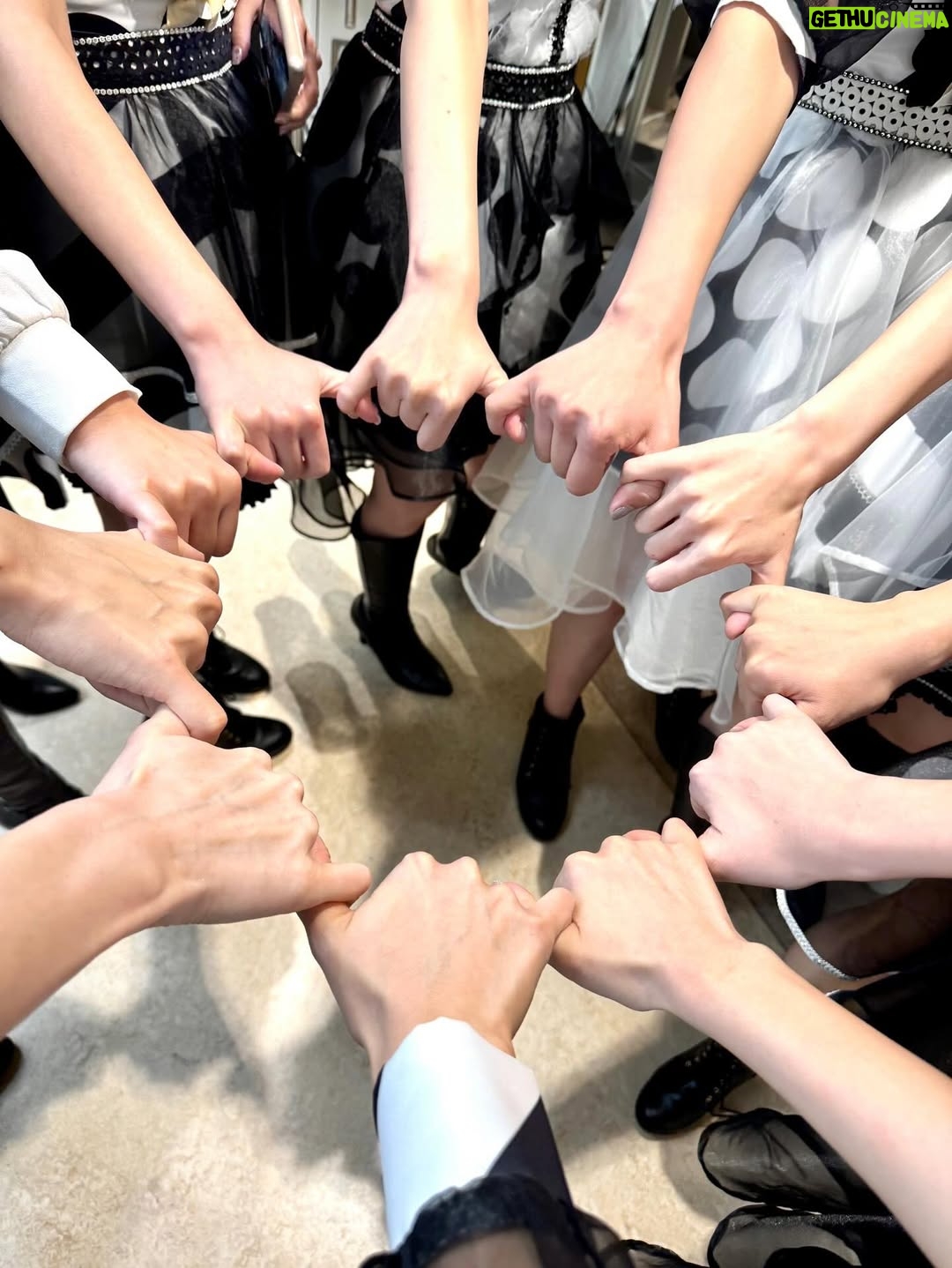 Rie Kitahara - 12.3K Likes - AKB48武道館ライブ2日目夜公演🌙
OGメンバーとしてお邪魔しました！

おそらくみなさんの想像している
何倍もAKB48でしたよね？！😇
しっかりがっつり、ライブさせていただきました！🎤
もうきっとこんなに歌って踊ることはないよね？
そう思ったら一瞬一瞬を目に焼き付けなきゃ！と思っていたのに
目まぐるしくあっという間に終わってしまったよ、楽しすぎて。
サイリウムの景色に会場が割れそうなほどの歓声、うちわやボード、タオル、たくさんたくさんありがとう☺️💖

根も葉もRumorを卒業生で頑張って振り入れしたり
SONEの新メンバーオーディション
そして思い出の詰まったAKB48のキラキラした楽曲
すべてが尊かった！！！

終演後、スタッフさん(しのぶさん)が涙しながら
カオスでがんばりやさんなAKBが観れたって話してくれて
今までの日々が走馬灯のように蘇ったなあ
みんなと頑張ってきて本当に良かった！
そしていま現役でキラキラしているメンバーと共にステージに立てて嬉しかった！
リハから立ち位置など本当に助けてもらいました🥹みーんな優しくて可愛かった☺️❣️

そして今日は最終日！
みーんなでAKB48の20周年をお祝いしましょう😍💖🎤

 #akb48
#akb48は青春ですin武道館