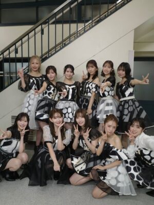Rie Kitahara Instagram - AKB48武道館ライブ2日目夜公演🌙
OGメンバーとしてお邪魔しました！

おそらくみなさんの想像している
何倍もAKB48でしたよね？！😇
しっかりがっつり、ライブさせていただきました！🎤
もうきっとこんなに歌って踊ることはないよね？
そう思ったら一瞬一瞬を目に焼き付けなきゃ！と思っていたのに
目まぐるしくあっという間に終わってしまったよ、楽しすぎて。
サイリウムの景色に会場が割れそうなほどの歓声、うちわやボード、タオル、たくさんたくさんありがとう☺️💖

根も葉もRumorを卒業生で頑張って振り入れしたり
SONEの新メンバーオーディション
そして思い出の詰まったAKB48のキラキラした楽曲
すべてが尊かった！！！

終演後、スタッフさん(しのぶさん)が涙しながら
カオスでがんばりやさんなAKBが観れたって話してくれて
今までの日々が走馬灯のように蘇ったなあ
みんなと頑張ってきて本当に良かった！
そしていま現役でキラキラしているメンバーと共にステージに立てて嬉しかった！
リハから立ち位置など本当に助けてもらいました🥹みーんな優しくて可愛かった☺️❣️

そして今日は最終日！
みーんなでAKB48の20周年をお祝いしましょう😍💖🎤

 #akb48
#akb48は青春ですin武道館