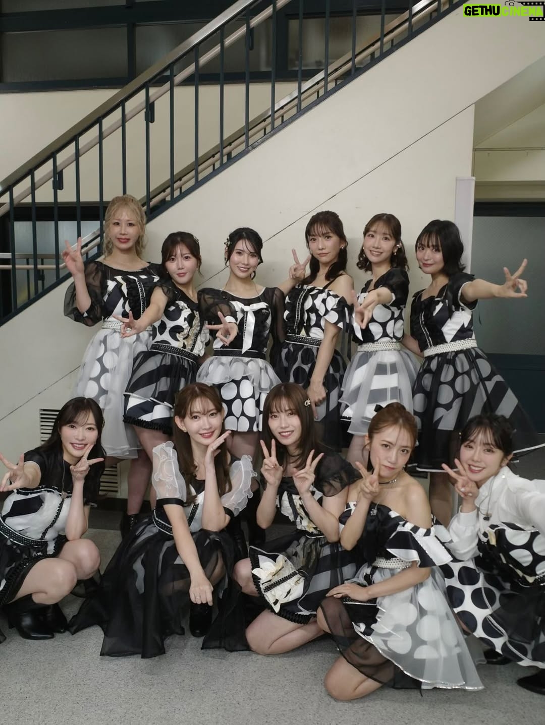 Rie Kitahara - 12.3K Likes - AKB48武道館ライブ2日目夜公演🌙
OGメンバーとしてお邪魔しました！

おそらくみなさんの想像している
何倍もAKB48でしたよね？！😇
しっかりがっつり、ライブさせていただきました！🎤
もうきっとこんなに歌って踊ることはないよね？
そう思ったら一瞬一瞬を目に焼き付けなきゃ！と思っていたのに
目まぐるしくあっという間に終わってしまったよ、楽しすぎて。
サイリウムの景色に会場が割れそうなほどの歓声、うちわやボード、タオル、たくさんたくさんありがとう☺️💖

根も葉もRumorを卒業生で頑張って振り入れしたり
SONEの新メンバーオーディション
そして思い出の詰まったAKB48のキラキラした楽曲
すべてが尊かった！！！

終演後、スタッフさん(しのぶさん)が涙しながら
カオスでがんばりやさんなAKBが観れたって話してくれて
今までの日々が走馬灯のように蘇ったなあ
みんなと頑張ってきて本当に良かった！
そしていま現役でキラキラしているメンバーと共にステージに立てて嬉しかった！
リハから立ち位置など本当に助けてもらいました🥹みーんな優しくて可愛かった☺️❣️

そして今日は最終日！
みーんなでAKB48の20周年をお祝いしましょう😍💖🎤

 #akb48
#akb48は青春ですin武道館