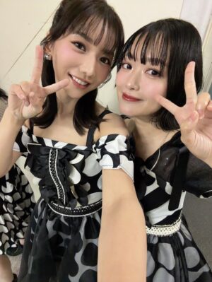 Rie Kitahara Instagram - AKB48武道館ライブ2日目夜公演🌙
OGメンバーとしてお邪魔しました！

おそらくみなさんの想像している
何倍もAKB48でしたよね？！😇
しっかりがっつり、ライブさせていただきました！🎤
もうきっとこんなに歌って踊ることはないよね？
そう思ったら一瞬一瞬を目に焼き付けなきゃ！と思っていたのに
目まぐるしくあっという間に終わってしまったよ、楽しすぎて。
サイリウムの景色に会場が割れそうなほどの歓声、うちわやボード、タオル、たくさんたくさんありがとう☺️💖

根も葉もRumorを卒業生で頑張って振り入れしたり
SONEの新メンバーオーディション
そして思い出の詰まったAKB48のキラキラした楽曲
すべてが尊かった！！！

終演後、スタッフさん(しのぶさん)が涙しながら
カオスでがんばりやさんなAKBが観れたって話してくれて
今までの日々が走馬灯のように蘇ったなあ
みんなと頑張ってきて本当に良かった！
そしていま現役でキラキラしているメンバーと共にステージに立てて嬉しかった！
リハから立ち位置など本当に助けてもらいました🥹みーんな優しくて可愛かった☺️❣️

そして今日は最終日！
みーんなでAKB48の20周年をお祝いしましょう😍💖🎤

 #akb48
#akb48は青春ですin武道館