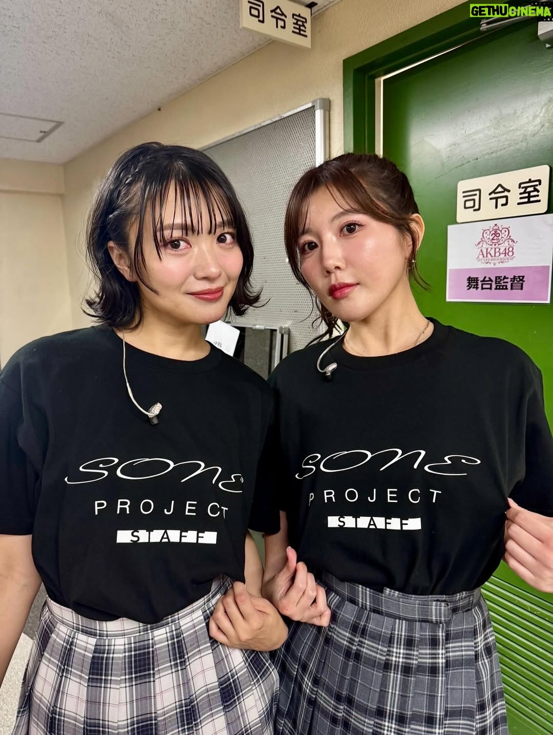 Rie Kitahara - 12.3K Likes - AKB48武道館ライブ2日目夜公演🌙
OGメンバーとしてお邪魔しました！

おそらくみなさんの想像している
何倍もAKB48でしたよね？！😇
しっかりがっつり、ライブさせていただきました！🎤
もうきっとこんなに歌って踊ることはないよね？
そう思ったら一瞬一瞬を目に焼き付けなきゃ！と思っていたのに
目まぐるしくあっという間に終わってしまったよ、楽しすぎて。
サイリウムの景色に会場が割れそうなほどの歓声、うちわやボード、タオル、たくさんたくさんありがとう☺️💖

根も葉もRumorを卒業生で頑張って振り入れしたり
SONEの新メンバーオーディション
そして思い出の詰まったAKB48のキラキラした楽曲
すべてが尊かった！！！

終演後、スタッフさん(しのぶさん)が涙しながら
カオスでがんばりやさんなAKBが観れたって話してくれて
今までの日々が走馬灯のように蘇ったなあ
みんなと頑張ってきて本当に良かった！
そしていま現役でキラキラしているメンバーと共にステージに立てて嬉しかった！
リハから立ち位置など本当に助けてもらいました🥹みーんな優しくて可愛かった☺️❣️

そして今日は最終日！
みーんなでAKB48の20周年をお祝いしましょう😍💖🎤

 #akb48
#akb48は青春ですin武道館