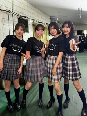 Rie Kitahara Instagram - AKB48武道館ライブ2日目夜公演🌙
OGメンバーとしてお邪魔しました！

おそらくみなさんの想像している
何倍もAKB48でしたよね？！😇
しっかりがっつり、ライブさせていただきました！🎤
もうきっとこんなに歌って踊ることはないよね？
そう思ったら一瞬一瞬を目に焼き付けなきゃ！と思っていたのに
目まぐるしくあっという間に終わってしまったよ、楽しすぎて。
サイリウムの景色に会場が割れそうなほどの歓声、うちわやボード、タオル、たくさんたくさんありがとう☺️💖

根も葉もRumorを卒業生で頑張って振り入れしたり
SONEの新メンバーオーディション
そして思い出の詰まったAKB48のキラキラした楽曲
すべてが尊かった！！！

終演後、スタッフさん(しのぶさん)が涙しながら
カオスでがんばりやさんなAKBが観れたって話してくれて
今までの日々が走馬灯のように蘇ったなあ
みんなと頑張ってきて本当に良かった！
そしていま現役でキラキラしているメンバーと共にステージに立てて嬉しかった！
リハから立ち位置など本当に助けてもらいました🥹みーんな優しくて可愛かった☺️❣️

そして今日は最終日！
みーんなでAKB48の20周年をお祝いしましょう😍💖🎤

 #akb48
#akb48は青春ですin武道館