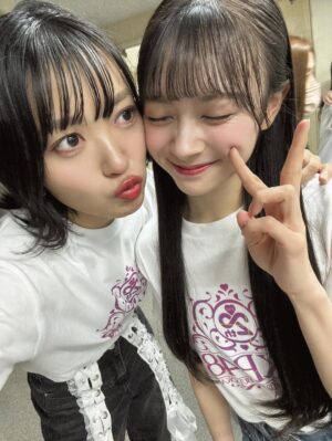 Rie Kitahara Instagram - AKB48武道館ライブ2日目夜公演🌙
OGメンバーとしてお邪魔しました！

おそらくみなさんの想像している
何倍もAKB48でしたよね？！😇
しっかりがっつり、ライブさせていただきました！🎤
もうきっとこんなに歌って踊ることはないよね？
そう思ったら一瞬一瞬を目に焼き付けなきゃ！と思っていたのに
目まぐるしくあっという間に終わってしまったよ、楽しすぎて。
サイリウムの景色に会場が割れそうなほどの歓声、うちわやボード、タオル、たくさんたくさんありがとう☺️💖

根も葉もRumorを卒業生で頑張って振り入れしたり
SONEの新メンバーオーディション
そして思い出の詰まったAKB48のキラキラした楽曲
すべてが尊かった！！！

終演後、スタッフさん(しのぶさん)が涙しながら
カオスでがんばりやさんなAKBが観れたって話してくれて
今までの日々が走馬灯のように蘇ったなあ
みんなと頑張ってきて本当に良かった！
そしていま現役でキラキラしているメンバーと共にステージに立てて嬉しかった！
リハから立ち位置など本当に助けてもらいました🥹みーんな優しくて可愛かった☺️❣️

そして今日は最終日！
みーんなでAKB48の20周年をお祝いしましょう😍💖🎤

 #akb48
#akb48は青春ですin武道館