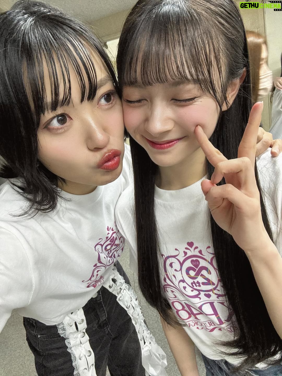 Rie Kitahara - 12.3K Likes - AKB48武道館ライブ2日目夜公演🌙
OGメンバーとしてお邪魔しました！

おそらくみなさんの想像している
何倍もAKB48でしたよね？！😇
しっかりがっつり、ライブさせていただきました！🎤
もうきっとこんなに歌って踊ることはないよね？
そう思ったら一瞬一瞬を目に焼き付けなきゃ！と思っていたのに
目まぐるしくあっという間に終わってしまったよ、楽しすぎて。
サイリウムの景色に会場が割れそうなほどの歓声、うちわやボード、タオル、たくさんたくさんありがとう☺️💖

根も葉もRumorを卒業生で頑張って振り入れしたり
SONEの新メンバーオーディション
そして思い出の詰まったAKB48のキラキラした楽曲
すべてが尊かった！！！

終演後、スタッフさん(しのぶさん)が涙しながら
カオスでがんばりやさんなAKBが観れたって話してくれて
今までの日々が走馬灯のように蘇ったなあ
みんなと頑張ってきて本当に良かった！
そしていま現役でキラキラしているメンバーと共にステージに立てて嬉しかった！
リハから立ち位置など本当に助けてもらいました🥹みーんな優しくて可愛かった☺️❣️

そして今日は最終日！
みーんなでAKB48の20周年をお祝いしましょう😍💖🎤

 #akb48
#akb48は青春ですin武道館