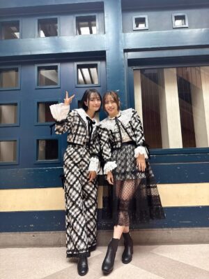 Rie Kitahara Instagram - 🖤🤍
Not yetの新衣装！！！
AKB48といえば衣装の可愛さですが、
まさかまたこんなに可愛い衣装、しかも新しいものを着れるなんて…😍❣️
この1曲のために、本当に贅沢ですよね😭
細部まで見て欲しいよ~本当に可愛いんです！
しかも珍しく長いパンツスタイル👑🧸
めっちゃ『ぽい！』て円陣のときなどにみんなに褒められて嬉しかったです🥹

早替えの関係でこの衣装で4人で撮れなかったのが心残り💔

またこの4人で歌えるとおもわなかったな
本当に最後かもしれないなあと思いつつ
そんな余韻に浸る間もなく優子ちゃんがボケてたので
いつもどおり楽しくできました🥹🥹🥹

最後の写真はこちらも新衣装❤️‍🔥
AKBぽい赤チェック！！！やっぱりかわいい
@osarecompany の衣装は世界一！！！！！！！
オサレの衣装を可愛く着るために頑張ったの🥹💖
これからもずーっとオサレの衣装の大ファンです❤️‍🔥❤️‍🔥❤️‍🔥

@akb48 
 #akb48 #notyet #ノイエ #波乗りかき氷 #22歳
 #akb48は青春ですin武道館