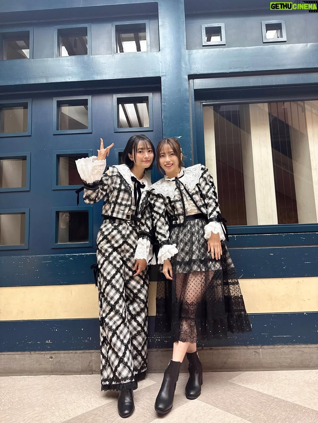Rie Kitahara - 7.6K Likes - 🖤🤍
Not yetの新衣装！！！
AKB48といえば衣装の可愛さですが、
まさかまたこんなに可愛い衣装、しかも新しいものを着れるなんて…😍❣️
この1曲のために、本当に贅沢ですよね😭
細部まで見て欲しいよ~本当に可愛いんです！
しかも珍しく長いパンツスタイル👑🧸
めっちゃ『ぽい！』て円陣のときなどにみんなに褒められて嬉しかったです🥹

早替えの関係でこの衣装で4人で撮れなかったのが心残り💔

またこの4人で歌えるとおもわなかったな
本当に最後かもしれないなあと思いつつ
そんな余韻に浸る間もなく優子ちゃんがボケてたので
いつもどおり楽しくできました🥹🥹🥹

最後の写真はこちらも新衣装❤️‍🔥
AKBぽい赤チェック！！！やっぱりかわいい
@osarecompany の衣装は世界一！！！！！！！
オサレの衣装を可愛く着るために頑張ったの🥹💖
これからもずーっとオサレの衣装の大ファンです❤️‍🔥❤️‍🔥❤️‍🔥

@akb48 
 #akb48 #notyet #ノイエ #波乗りかき氷 #22歳
 #akb48は青春ですin武道館