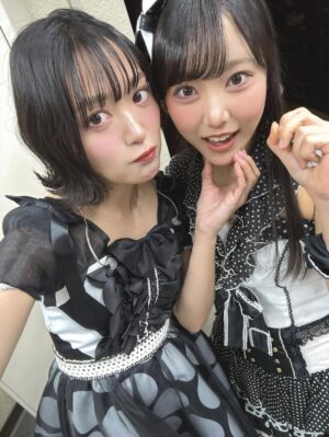 Rie Kitahara Instagram - AKB48武道館ライブ2日目夜公演🌙
OGメンバーとしてお邪魔しました！

おそらくみなさんの想像している
何倍もAKB48でしたよね？！😇
しっかりがっつり、ライブさせていただきました！🎤
もうきっとこんなに歌って踊ることはないよね？
そう思ったら一瞬一瞬を目に焼き付けなきゃ！と思っていたのに
目まぐるしくあっという間に終わってしまったよ、楽しすぎて。
サイリウムの景色に会場が割れそうなほどの歓声、うちわやボード、タオル、たくさんたくさんありがとう☺️💖

根も葉もRumorを卒業生で頑張って振り入れしたり
SONEの新メンバーオーディション
そして思い出の詰まったAKB48のキラキラした楽曲
すべてが尊かった！！！

終演後、スタッフさん(しのぶさん)が涙しながら
カオスでがんばりやさんなAKBが観れたって話してくれて
今までの日々が走馬灯のように蘇ったなあ
みんなと頑張ってきて本当に良かった！
そしていま現役でキラキラしているメンバーと共にステージに立てて嬉しかった！
リハから立ち位置など本当に助けてもらいました🥹みーんな優しくて可愛かった☺️❣️

そして今日は最終日！
みーんなでAKB48の20周年をお祝いしましょう😍💖🎤

 #akb48
#akb48は青春ですin武道館