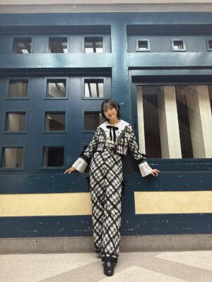 Rie Kitahara Instagram - 🖤🤍
Not yetの新衣装！！！
AKB48といえば衣装の可愛さですが、
まさかまたこんなに可愛い衣装、しかも新しいものを着れるなんて…😍❣️
この1曲のために、本当に贅沢ですよね😭
細部まで見て欲しいよ~本当に可愛いんです！
しかも珍しく長いパンツスタイル👑🧸
めっちゃ『ぽい！』て円陣のときなどにみんなに褒められて嬉しかったです🥹

早替えの関係でこの衣装で4人で撮れなかったのが心残り💔

またこの4人で歌えるとおもわなかったな
本当に最後かもしれないなあと思いつつ
そんな余韻に浸る間もなく優子ちゃんがボケてたので
いつもどおり楽しくできました🥹🥹🥹

最後の写真はこちらも新衣装❤️‍🔥
AKBぽい赤チェック！！！やっぱりかわいい
@osarecompany の衣装は世界一！！！！！！！
オサレの衣装を可愛く着るために頑張ったの🥹💖
これからもずーっとオサレの衣装の大ファンです❤️‍🔥❤️‍🔥❤️‍🔥

@akb48 
 #akb48 #notyet #ノイエ #波乗りかき氷 #22歳
 #akb48は青春ですin武道館