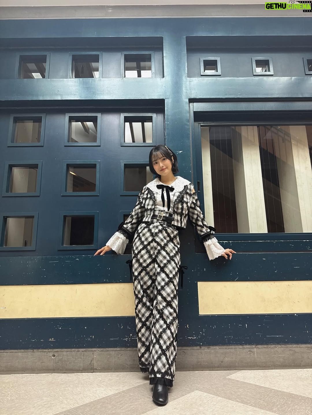 Rie Kitahara - 7.6K Likes - 🖤🤍
Not yetの新衣装！！！
AKB48といえば衣装の可愛さですが、
まさかまたこんなに可愛い衣装、しかも新しいものを着れるなんて…😍❣️
この1曲のために、本当に贅沢ですよね😭
細部まで見て欲しいよ~本当に可愛いんです！
しかも珍しく長いパンツスタイル👑🧸
めっちゃ『ぽい！』て円陣のときなどにみんなに褒められて嬉しかったです🥹

早替えの関係でこの衣装で4人で撮れなかったのが心残り💔

またこの4人で歌えるとおもわなかったな
本当に最後かもしれないなあと思いつつ
そんな余韻に浸る間もなく優子ちゃんがボケてたので
いつもどおり楽しくできました🥹🥹🥹

最後の写真はこちらも新衣装❤️‍🔥
AKBぽい赤チェック！！！やっぱりかわいい
@osarecompany の衣装は世界一！！！！！！！
オサレの衣装を可愛く着るために頑張ったの🥹💖
これからもずーっとオサレの衣装の大ファンです❤️‍🔥❤️‍🔥❤️‍🔥

@akb48 
 #akb48 #notyet #ノイエ #波乗りかき氷 #22歳
 #akb48は青春ですin武道館