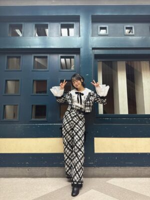Rie Kitahara Instagram - 🖤🤍
Not yetの新衣装！！！
AKB48といえば衣装の可愛さですが、
まさかまたこんなに可愛い衣装、しかも新しいものを着れるなんて…😍❣️
この1曲のために、本当に贅沢ですよね😭
細部まで見て欲しいよ~本当に可愛いんです！
しかも珍しく長いパンツスタイル👑🧸
めっちゃ『ぽい！』て円陣のときなどにみんなに褒められて嬉しかったです🥹

早替えの関係でこの衣装で4人で撮れなかったのが心残り💔

またこの4人で歌えるとおもわなかったな
本当に最後かもしれないなあと思いつつ
そんな余韻に浸る間もなく優子ちゃんがボケてたので
いつもどおり楽しくできました🥹🥹🥹

最後の写真はこちらも新衣装❤️‍🔥
AKBぽい赤チェック！！！やっぱりかわいい
@osarecompany の衣装は世界一！！！！！！！
オサレの衣装を可愛く着るために頑張ったの🥹💖
これからもずーっとオサレの衣装の大ファンです❤️‍🔥❤️‍🔥❤️‍🔥

@akb48 
 #akb48 #notyet #ノイエ #波乗りかき氷 #22歳
 #akb48は青春ですin武道館