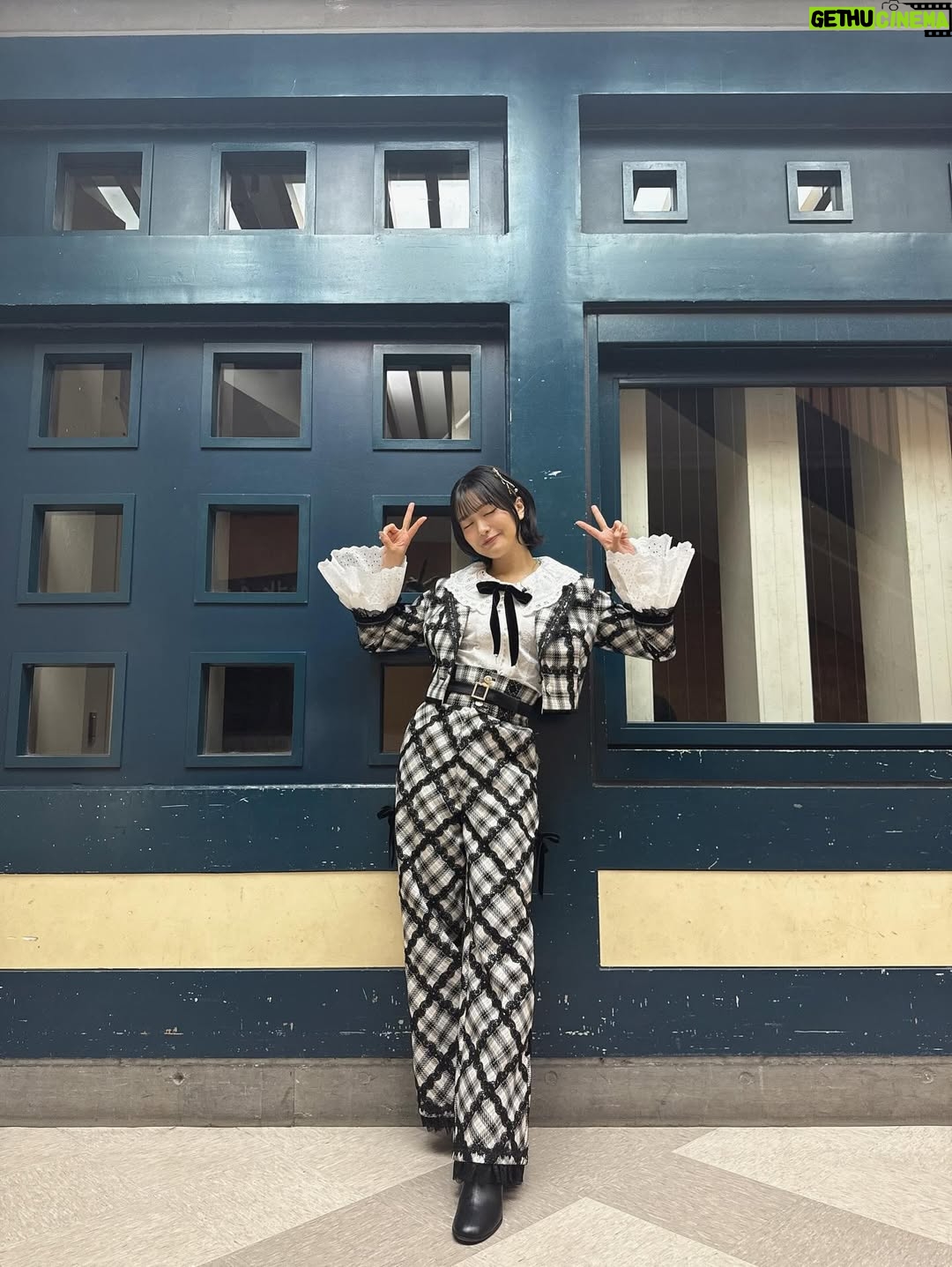 Rie Kitahara - 7.6K Likes - 🖤🤍
Not yetの新衣装！！！
AKB48といえば衣装の可愛さですが、
まさかまたこんなに可愛い衣装、しかも新しいものを着れるなんて…😍❣️
この1曲のために、本当に贅沢ですよね😭
細部まで見て欲しいよ~本当に可愛いんです！
しかも珍しく長いパンツスタイル👑🧸
めっちゃ『ぽい！』て円陣のときなどにみんなに褒められて嬉しかったです🥹

早替えの関係でこの衣装で4人で撮れなかったのが心残り💔

またこの4人で歌えるとおもわなかったな
本当に最後かもしれないなあと思いつつ
そんな余韻に浸る間もなく優子ちゃんがボケてたので
いつもどおり楽しくできました🥹🥹🥹

最後の写真はこちらも新衣装❤️‍🔥
AKBぽい赤チェック！！！やっぱりかわいい
@osarecompany の衣装は世界一！！！！！！！
オサレの衣装を可愛く着るために頑張ったの🥹💖
これからもずーっとオサレの衣装の大ファンです❤️‍🔥❤️‍🔥❤️‍🔥

@akb48 
 #akb48 #notyet #ノイエ #波乗りかき氷 #22歳
 #akb48は青春ですin武道館