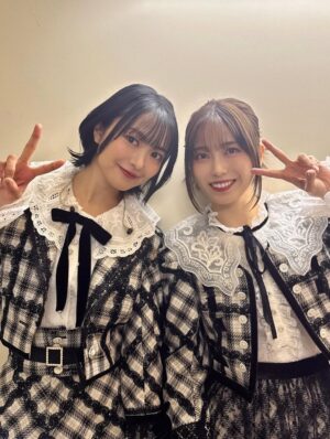 Rie Kitahara Instagram - 🖤🤍
Not yetの新衣装！！！
AKB48といえば衣装の可愛さですが、
まさかまたこんなに可愛い衣装、しかも新しいものを着れるなんて…😍❣️
この1曲のために、本当に贅沢ですよね😭
細部まで見て欲しいよ~本当に可愛いんです！
しかも珍しく長いパンツスタイル👑🧸
めっちゃ『ぽい！』て円陣のときなどにみんなに褒められて嬉しかったです🥹

早替えの関係でこの衣装で4人で撮れなかったのが心残り💔

またこの4人で歌えるとおもわなかったな
本当に最後かもしれないなあと思いつつ
そんな余韻に浸る間もなく優子ちゃんがボケてたので
いつもどおり楽しくできました🥹🥹🥹

最後の写真はこちらも新衣装❤️‍🔥
AKBぽい赤チェック！！！やっぱりかわいい
@osarecompany の衣装は世界一！！！！！！！
オサレの衣装を可愛く着るために頑張ったの🥹💖
これからもずーっとオサレの衣装の大ファンです❤️‍🔥❤️‍🔥❤️‍🔥

@akb48 
 #akb48 #notyet #ノイエ #波乗りかき氷 #22歳
 #akb48は青春ですin武道館