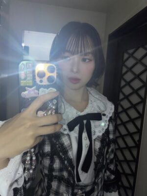 Rie Kitahara Instagram - 🖤🤍
Not yetの新衣装！！！
AKB48といえば衣装の可愛さですが、
まさかまたこんなに可愛い衣装、しかも新しいものを着れるなんて…😍❣️
この1曲のために、本当に贅沢ですよね😭
細部まで見て欲しいよ~本当に可愛いんです！
しかも珍しく長いパンツスタイル👑🧸
めっちゃ『ぽい！』て円陣のときなどにみんなに褒められて嬉しかったです🥹

早替えの関係でこの衣装で4人で撮れなかったのが心残り💔

またこの4人で歌えるとおもわなかったな
本当に最後かもしれないなあと思いつつ
そんな余韻に浸る間もなく優子ちゃんがボケてたので
いつもどおり楽しくできました🥹🥹🥹

最後の写真はこちらも新衣装❤️‍🔥
AKBぽい赤チェック！！！やっぱりかわいい
@osarecompany の衣装は世界一！！！！！！！
オサレの衣装を可愛く着るために頑張ったの🥹💖
これからもずーっとオサレの衣装の大ファンです❤️‍🔥❤️‍🔥❤️‍🔥

@akb48 
 #akb48 #notyet #ノイエ #波乗りかき氷 #22歳
 #akb48は青春ですin武道館