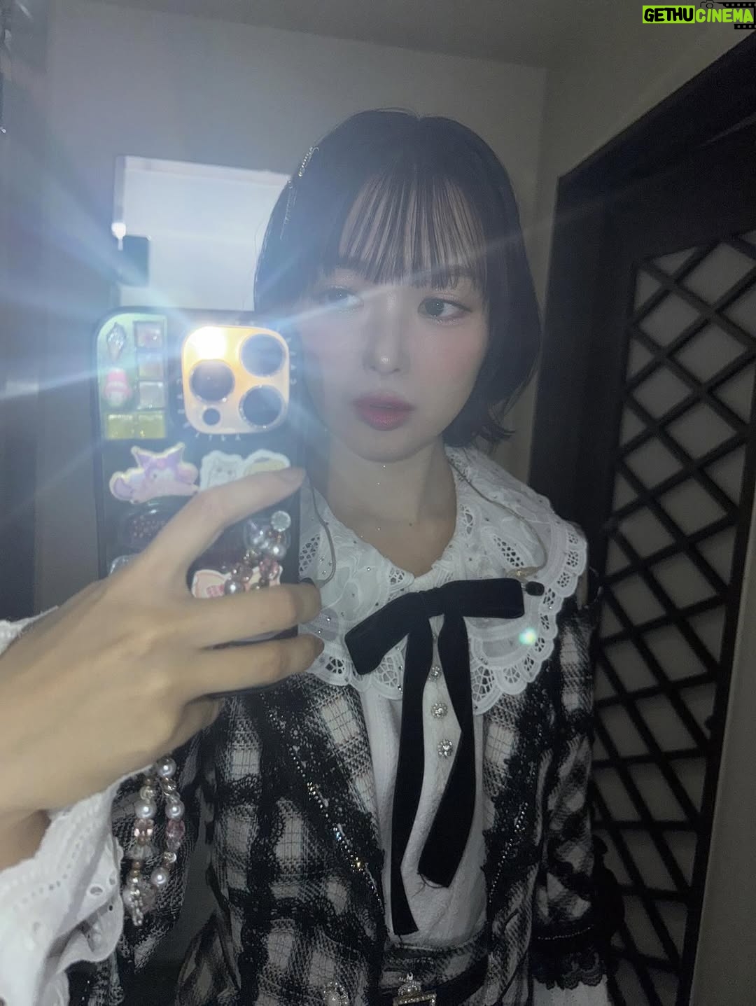Rie Kitahara - 7.6K Likes - 🖤🤍
Not yetの新衣装！！！
AKB48といえば衣装の可愛さですが、
まさかまたこんなに可愛い衣装、しかも新しいものを着れるなんて…😍❣️
この1曲のために、本当に贅沢ですよね😭
細部まで見て欲しいよ~本当に可愛いんです！
しかも珍しく長いパンツスタイル👑🧸
めっちゃ『ぽい！』て円陣のときなどにみんなに褒められて嬉しかったです🥹

早替えの関係でこの衣装で4人で撮れなかったのが心残り💔

またこの4人で歌えるとおもわなかったな
本当に最後かもしれないなあと思いつつ
そんな余韻に浸る間もなく優子ちゃんがボケてたので
いつもどおり楽しくできました🥹🥹🥹

最後の写真はこちらも新衣装❤️‍🔥
AKBぽい赤チェック！！！やっぱりかわいい
@osarecompany の衣装は世界一！！！！！！！
オサレの衣装を可愛く着るために頑張ったの🥹💖
これからもずーっとオサレの衣装の大ファンです❤️‍🔥❤️‍🔥❤️‍🔥

@akb48 
 #akb48 #notyet #ノイエ #波乗りかき氷 #22歳
 #akb48は青春ですin武道館
