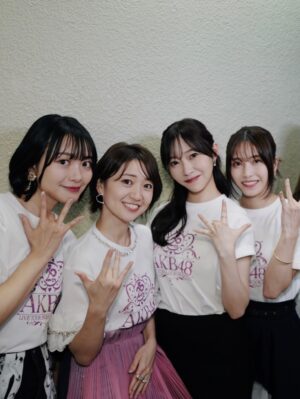 Rie Kitahara Instagram - 🖤🤍
Not yetの新衣装！！！
AKB48といえば衣装の可愛さですが、
まさかまたこんなに可愛い衣装、しかも新しいものを着れるなんて…😍❣️
この1曲のために、本当に贅沢ですよね😭
細部まで見て欲しいよ~本当に可愛いんです！
しかも珍しく長いパンツスタイル👑🧸
めっちゃ『ぽい！』て円陣のときなどにみんなに褒められて嬉しかったです🥹

早替えの関係でこの衣装で4人で撮れなかったのが心残り💔

またこの4人で歌えるとおもわなかったな
本当に最後かもしれないなあと思いつつ
そんな余韻に浸る間もなく優子ちゃんがボケてたので
いつもどおり楽しくできました🥹🥹🥹

最後の写真はこちらも新衣装❤️‍🔥
AKBぽい赤チェック！！！やっぱりかわいい
@osarecompany の衣装は世界一！！！！！！！
オサレの衣装を可愛く着るために頑張ったの🥹💖
これからもずーっとオサレの衣装の大ファンです❤️‍🔥❤️‍🔥❤️‍🔥

@akb48 
 #akb48 #notyet #ノイエ #波乗りかき氷 #22歳
 #akb48は青春ですin武道館
